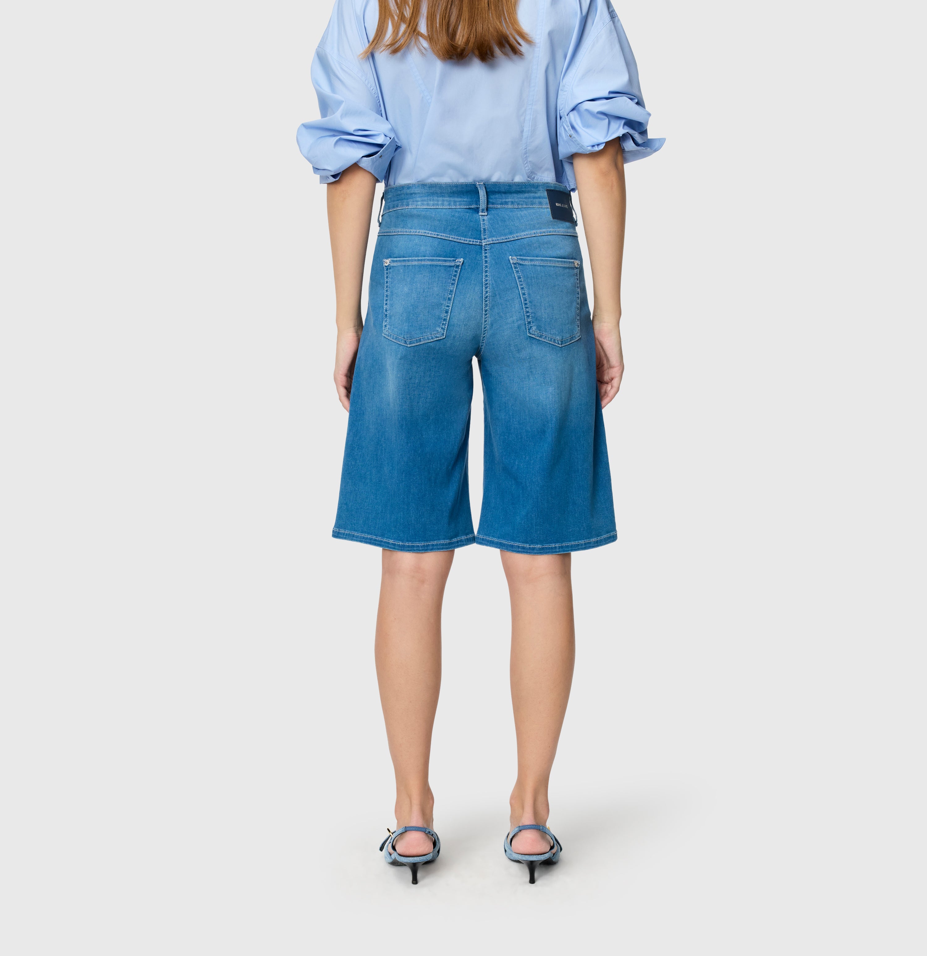 Wide shorts in a light shaping material. | DREAM WIDE Bermuda | summer mid blue wash | Back view of model