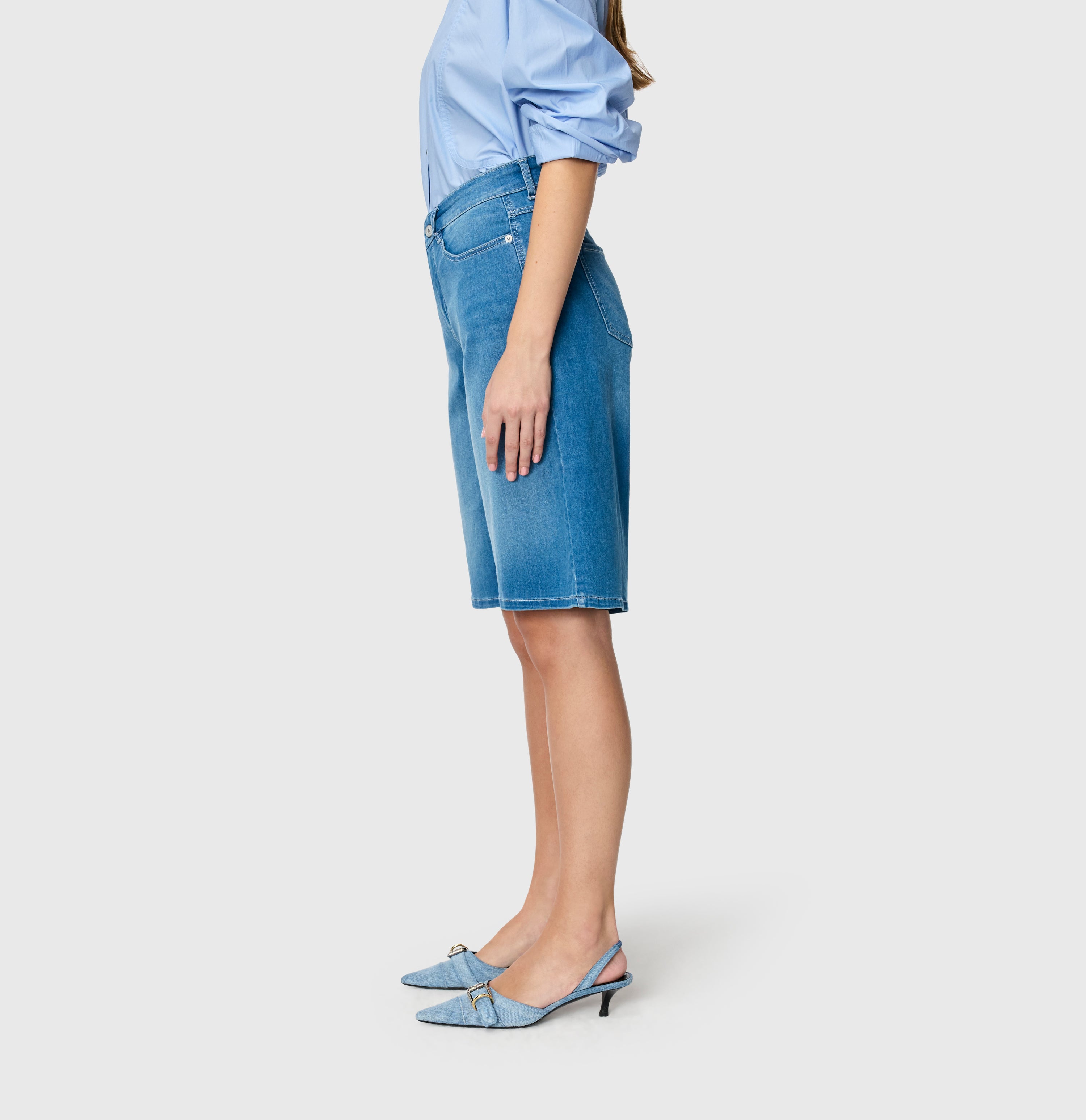 Wide shorts in a light shaping material. | DREAM WIDE Bermuda | summer mid blue wash | Side view of model