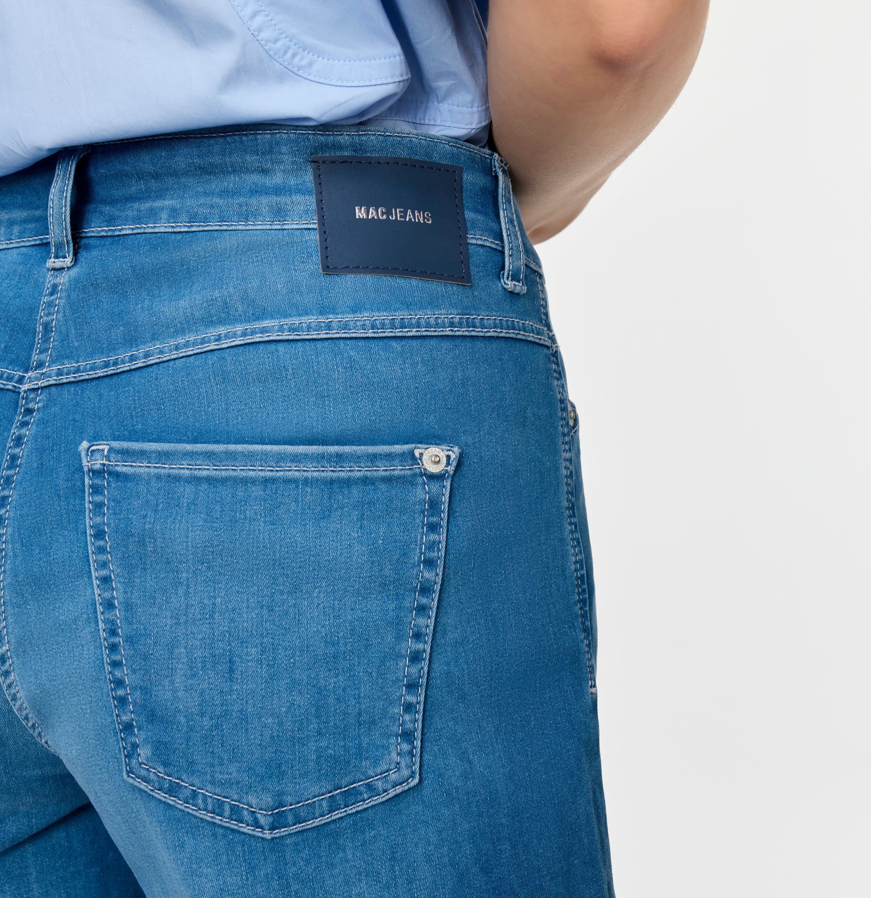 Wide shorts in a light shaping material. | DREAM WIDE Bermuda | summer mid blue wash | Detailed view 2 of model