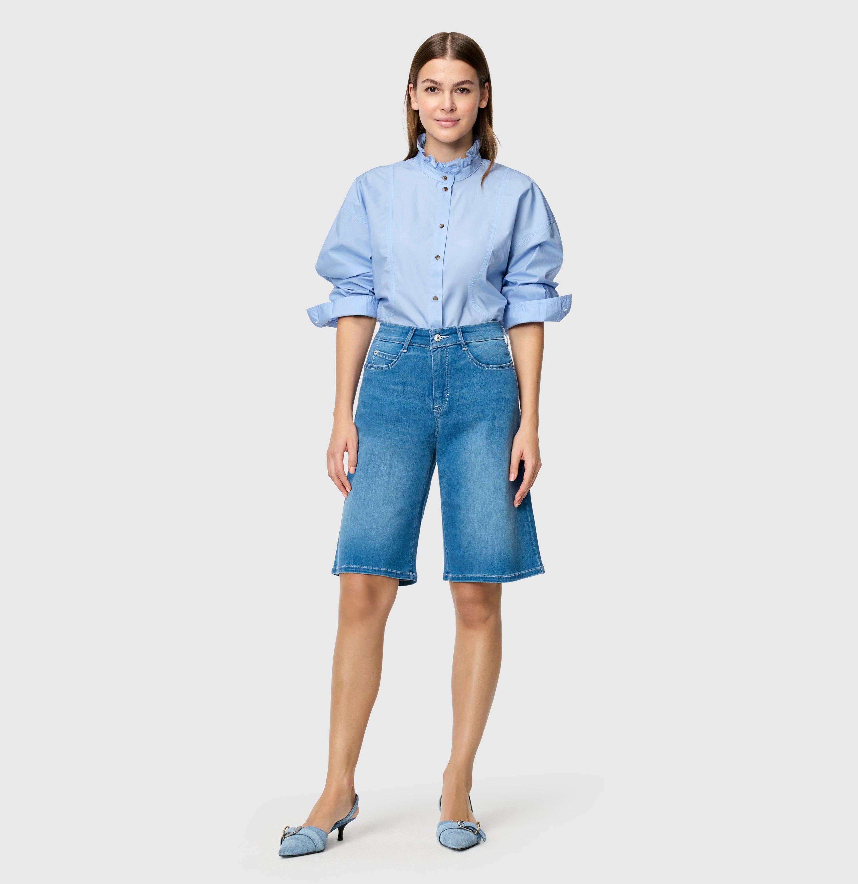 Wide shorts in a light shaping material. | DREAM WIDE Bermuda | summer mid blue wash | Full-body of model