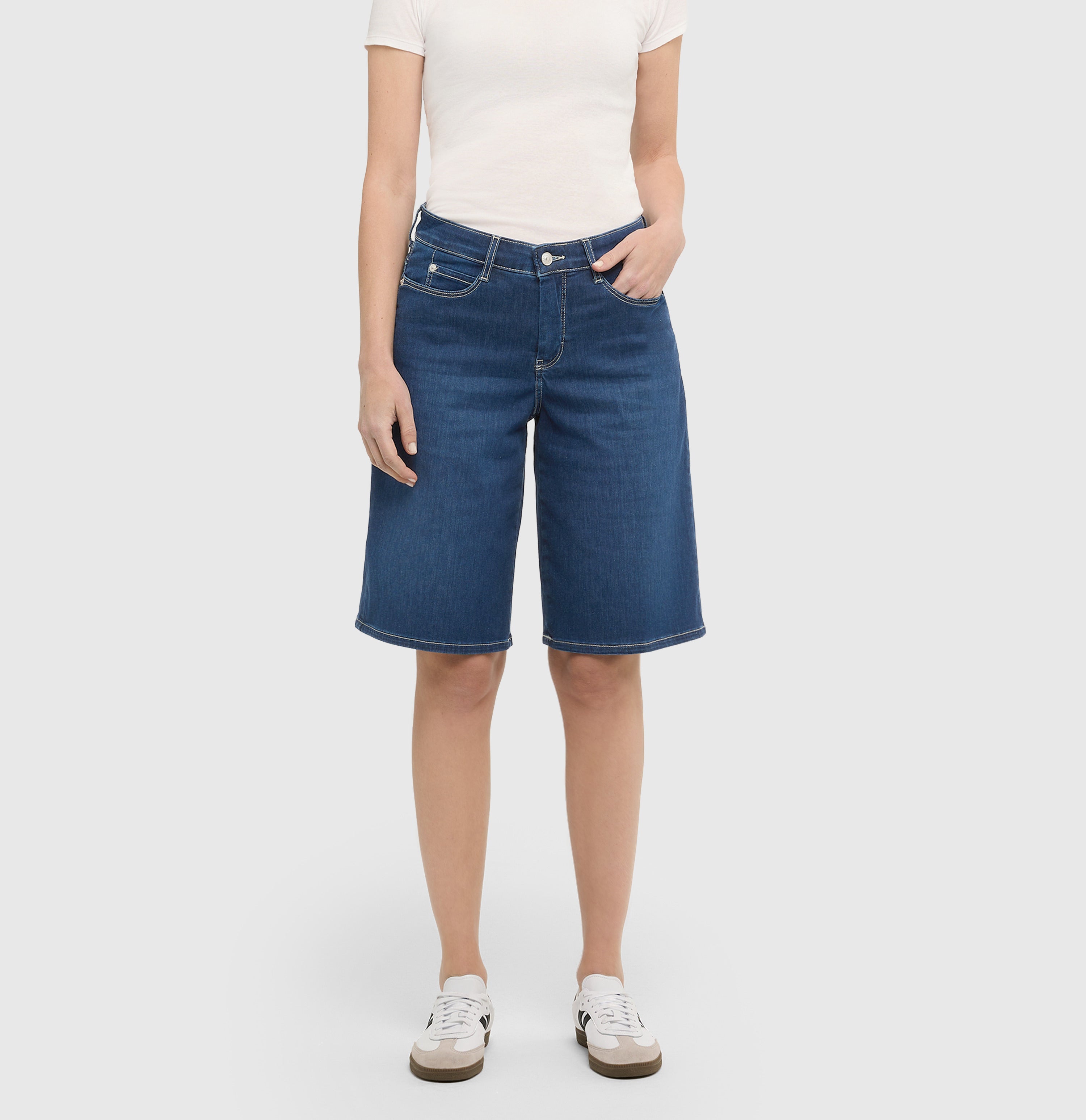 Wide shorts in a light shaping material. | DREAM WIDE Bermuda | dark blue basic used | Front view of model