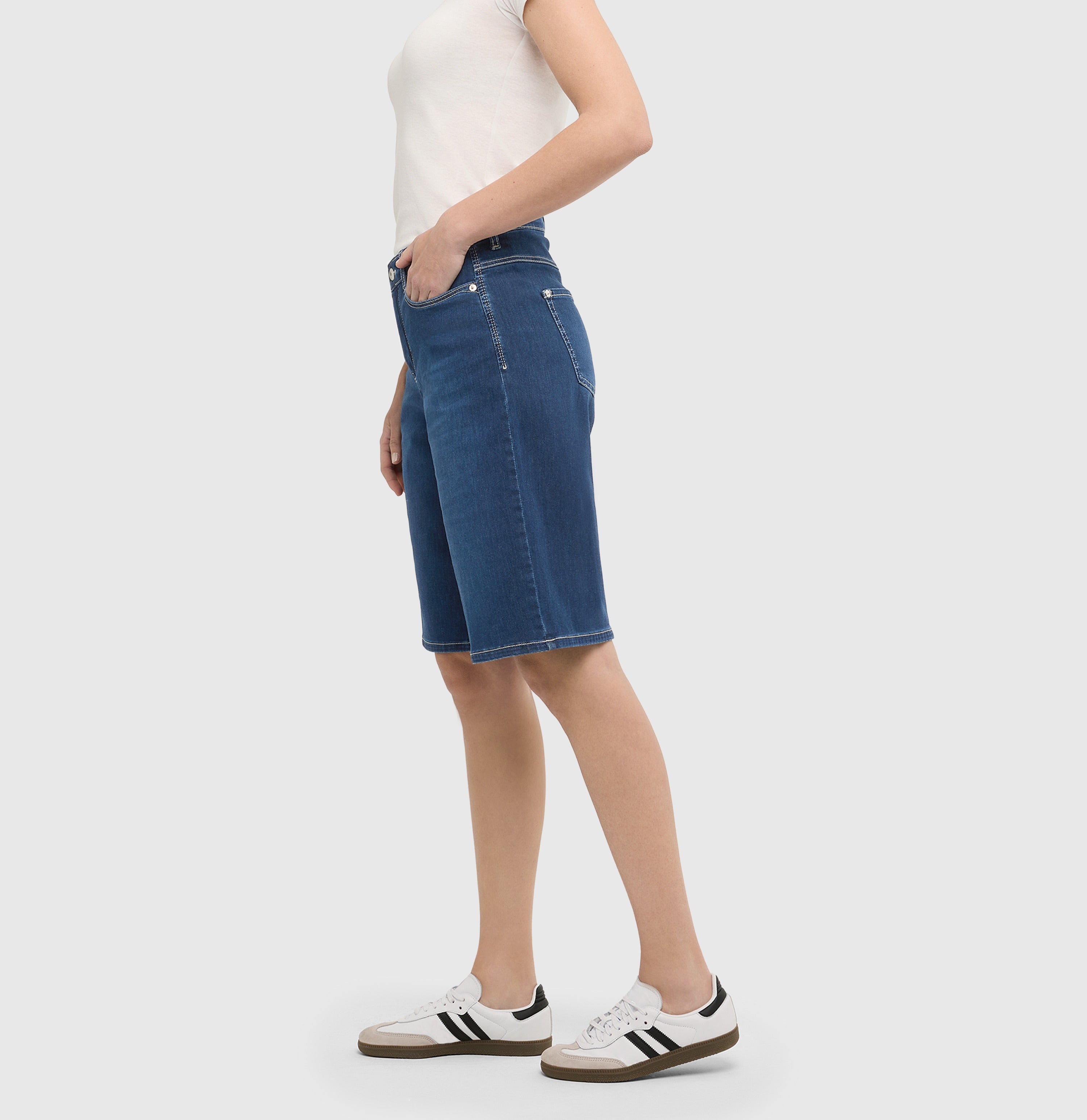 Wide shorts in a light shaping material. | DREAM WIDE Bermuda | dark blue basic used | Side view of model