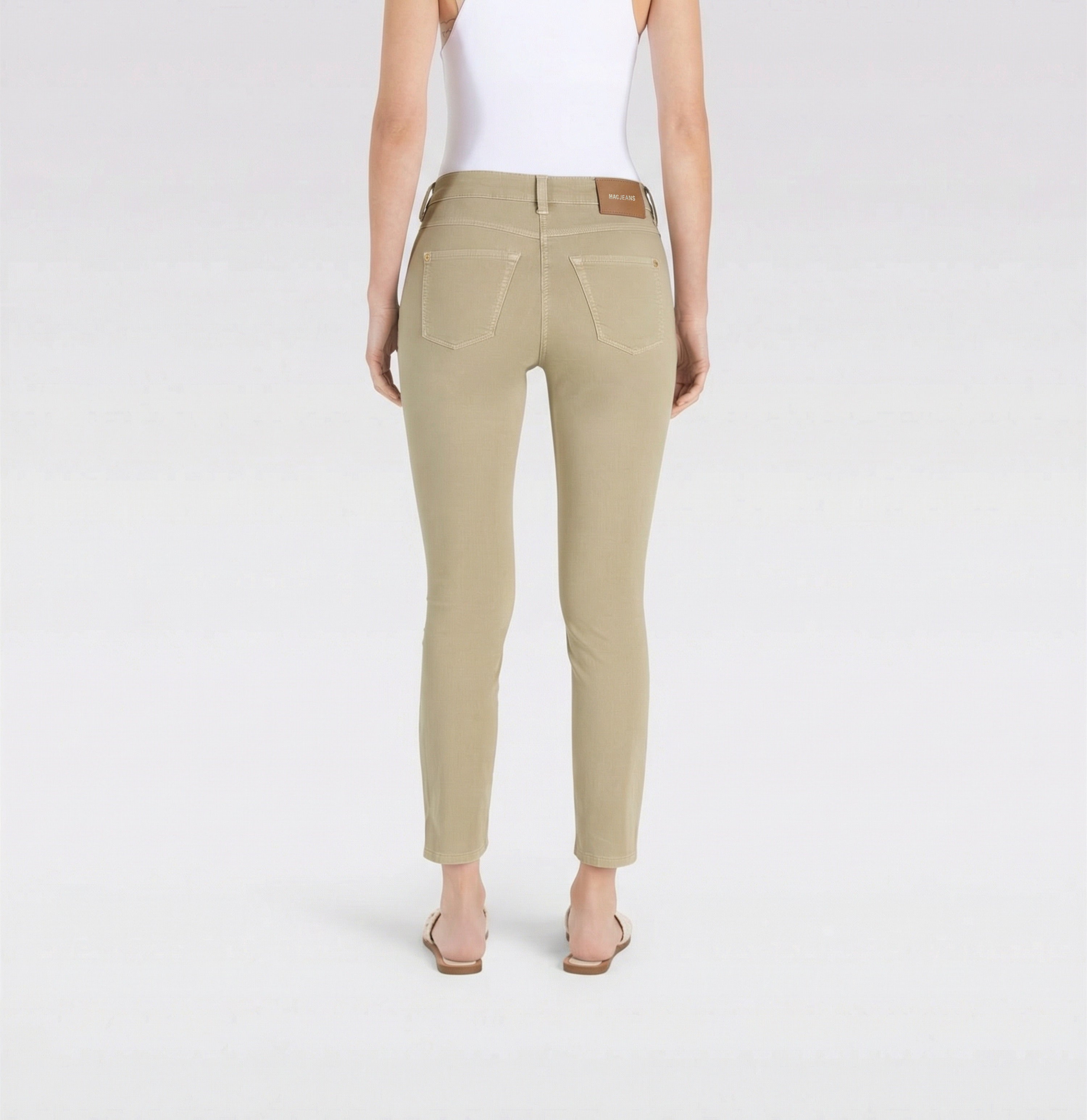 Slim jeans in a highly elastic material. | DREAM SUMMER | smoothly beige | Back view of model