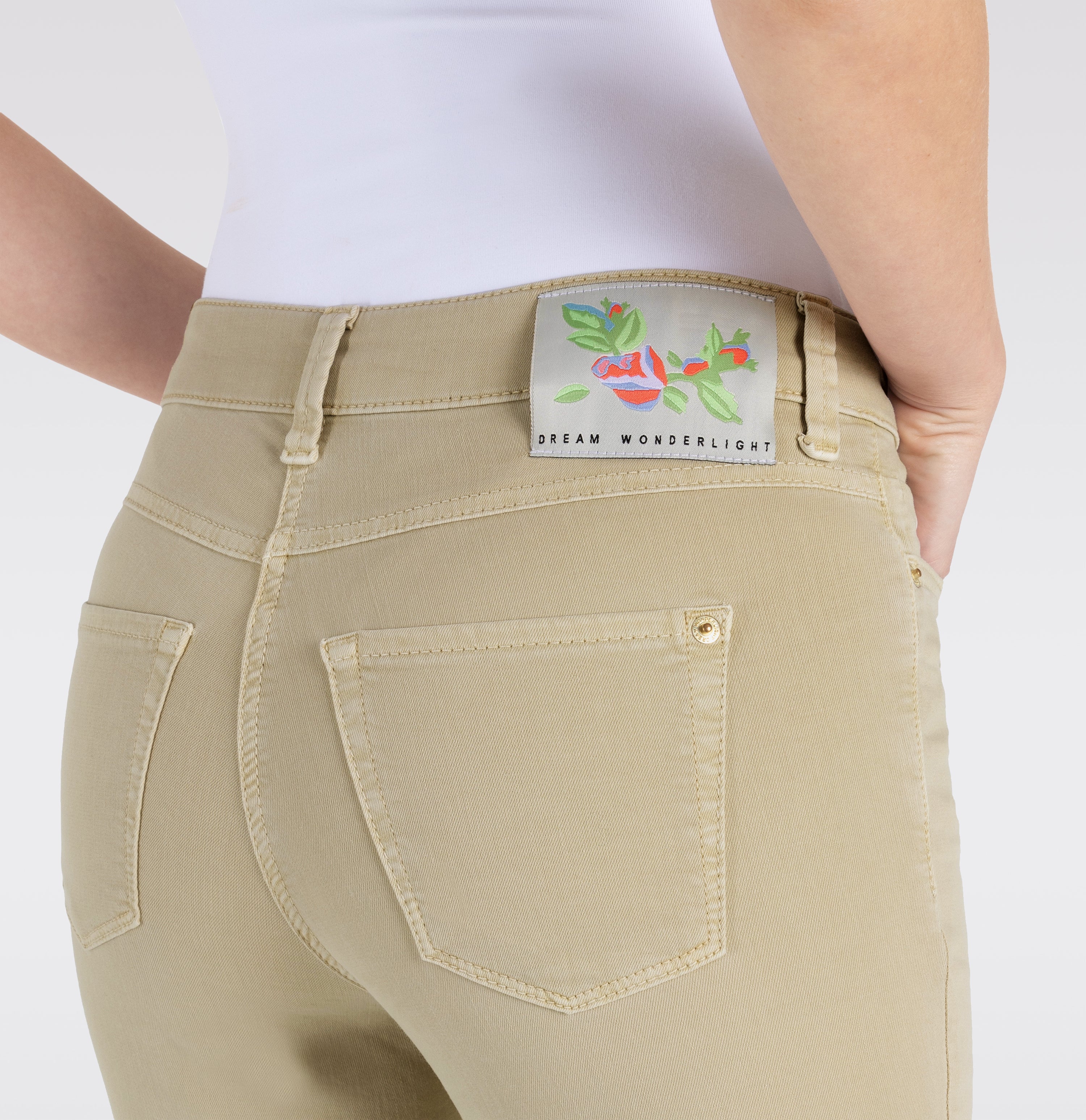 Slim jeans in a highly elastic material. | DREAM SUMMER | smoothly beige | Side view of model