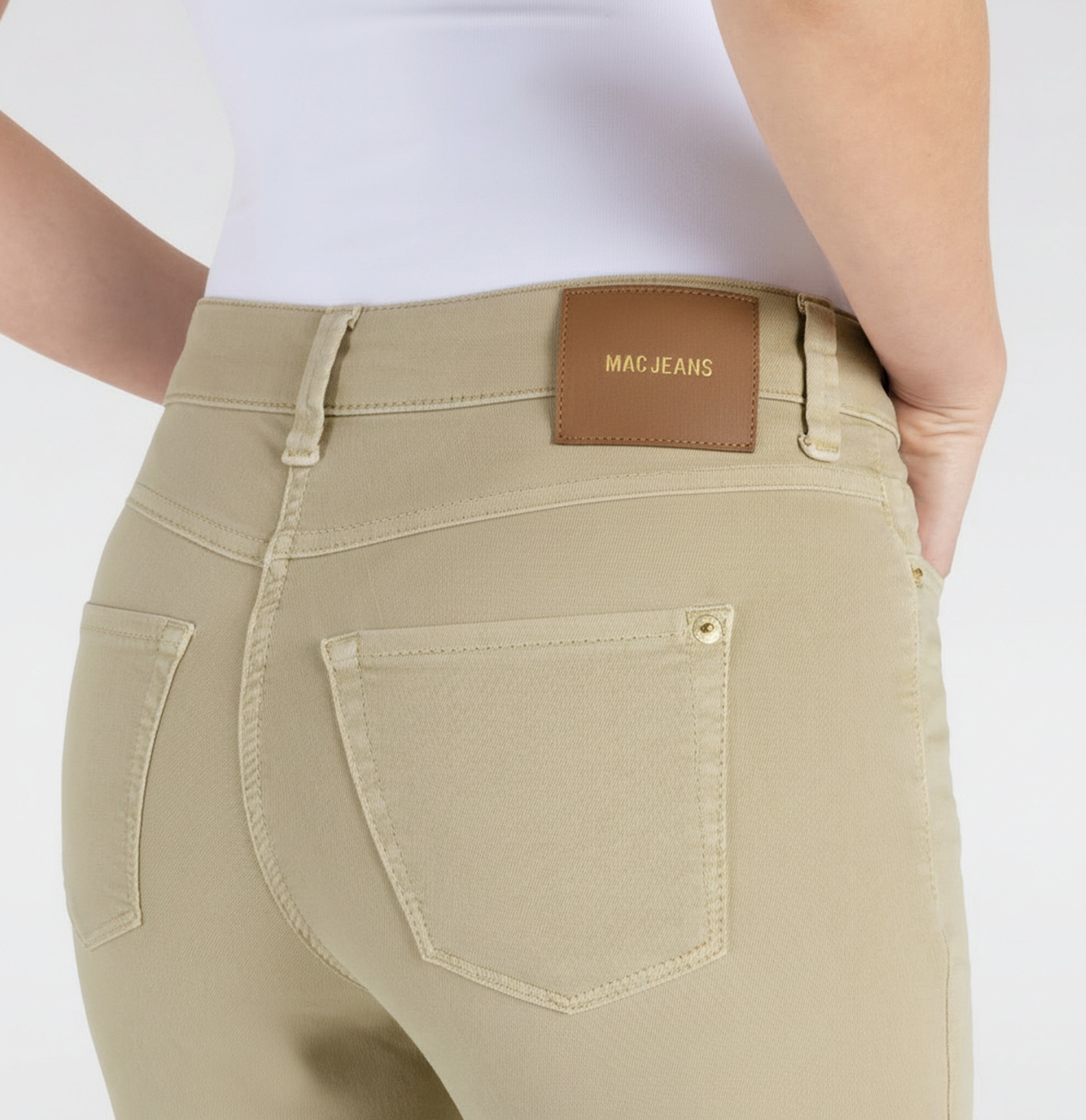Slim jeans in a highly elastic material. | DREAM SUMMER | smoothly beige | Side view of model