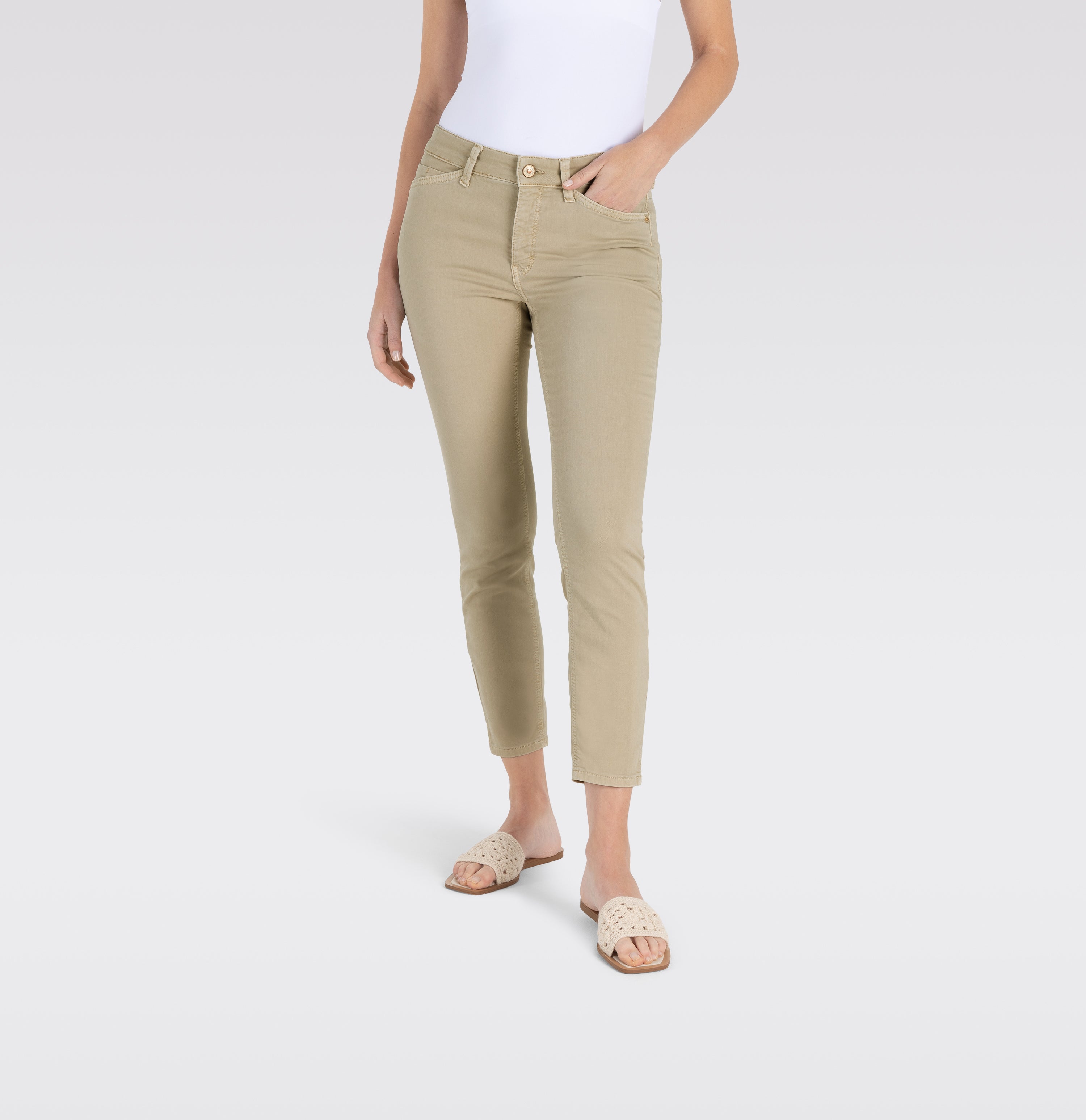 Slim jeans in a highly elastic material. | DREAM SUMMER | smoothly beige | Detailed view 2 of model