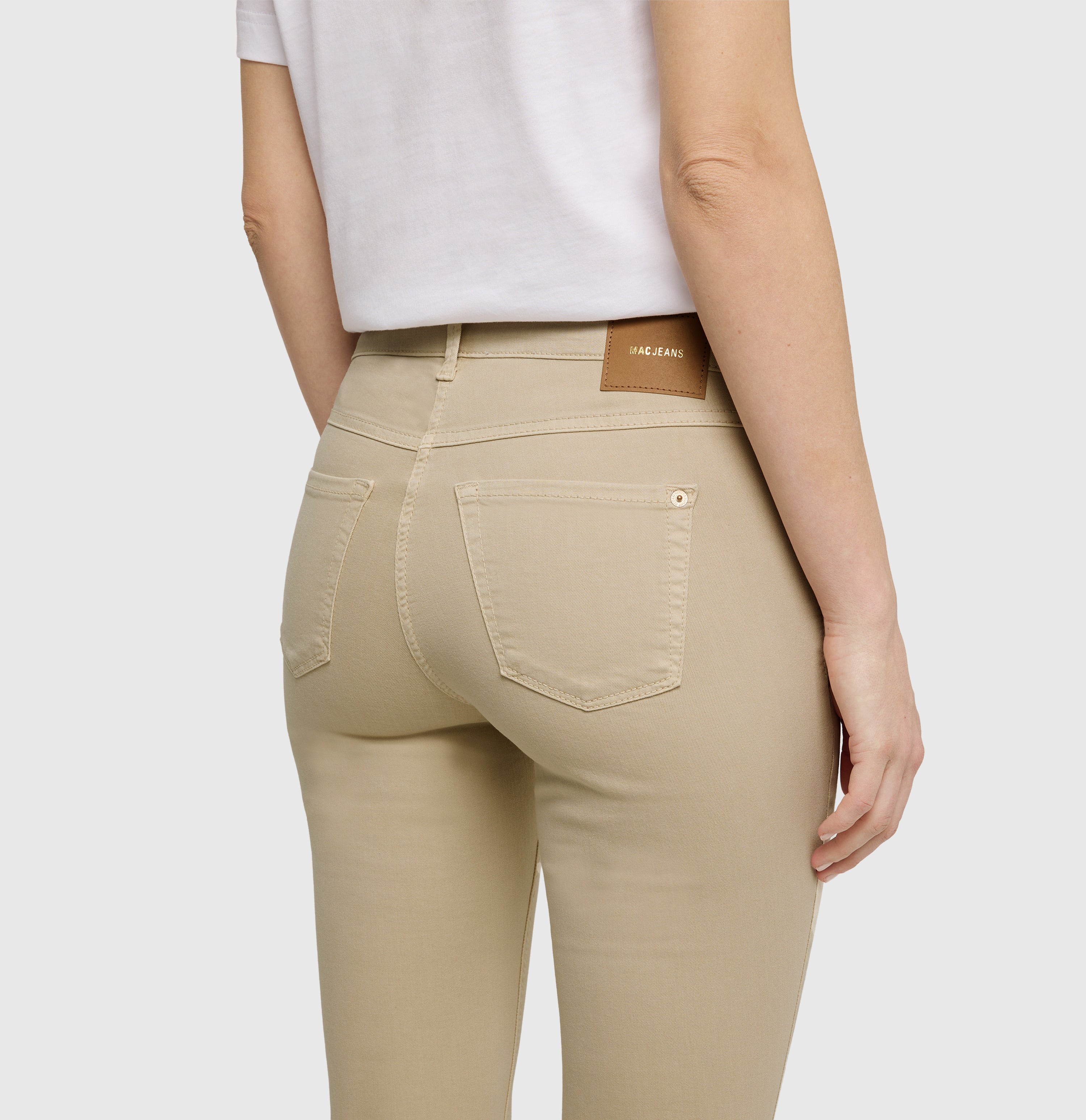 Slim jeans in a highly elastic material. | DREAM SUMMER | smoothly beige | Detailed view 2 of model