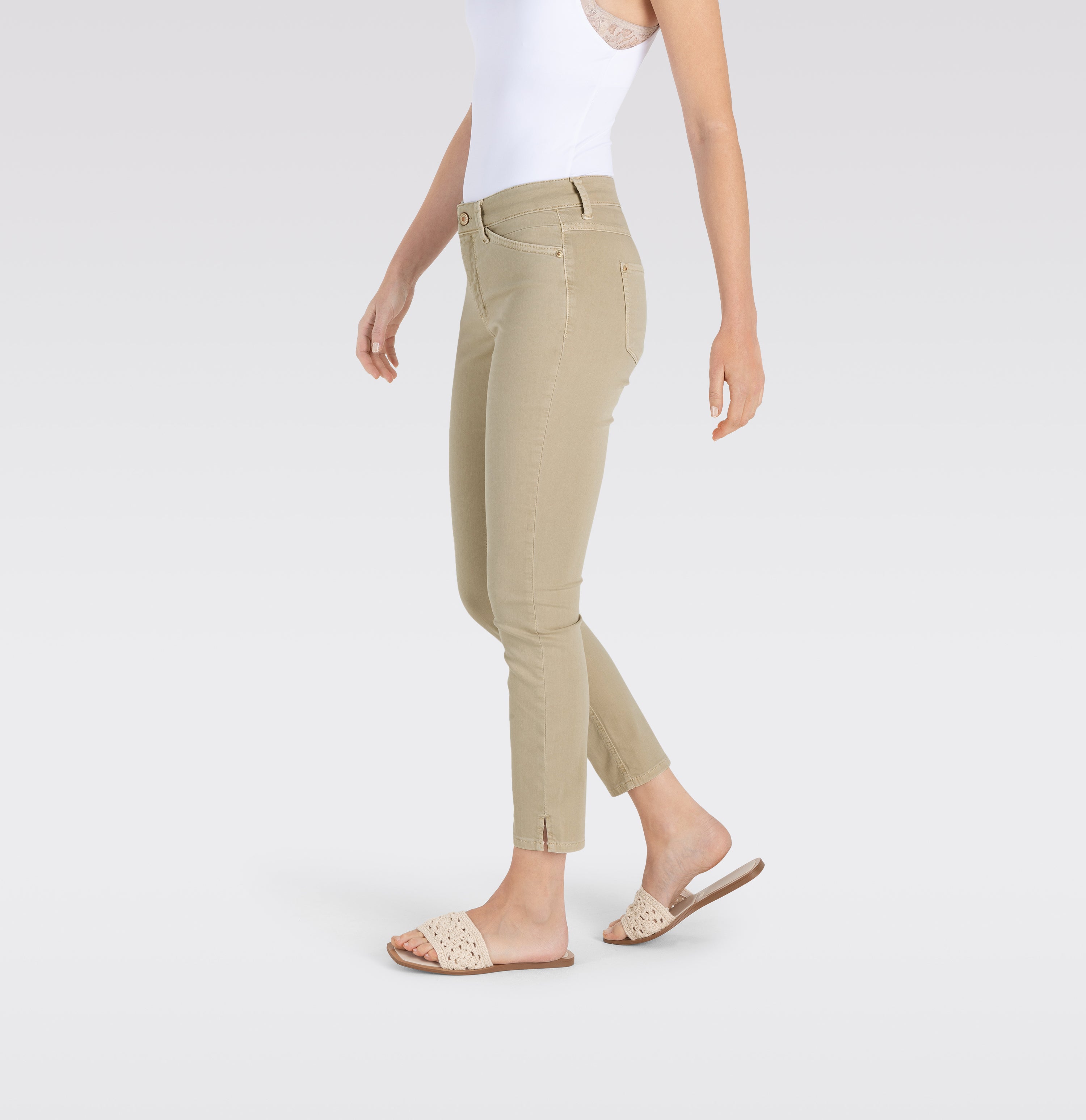 Slim jeans in a highly elastic material. | DREAM SUMMER | smoothly beige | Detailed view 4 of model