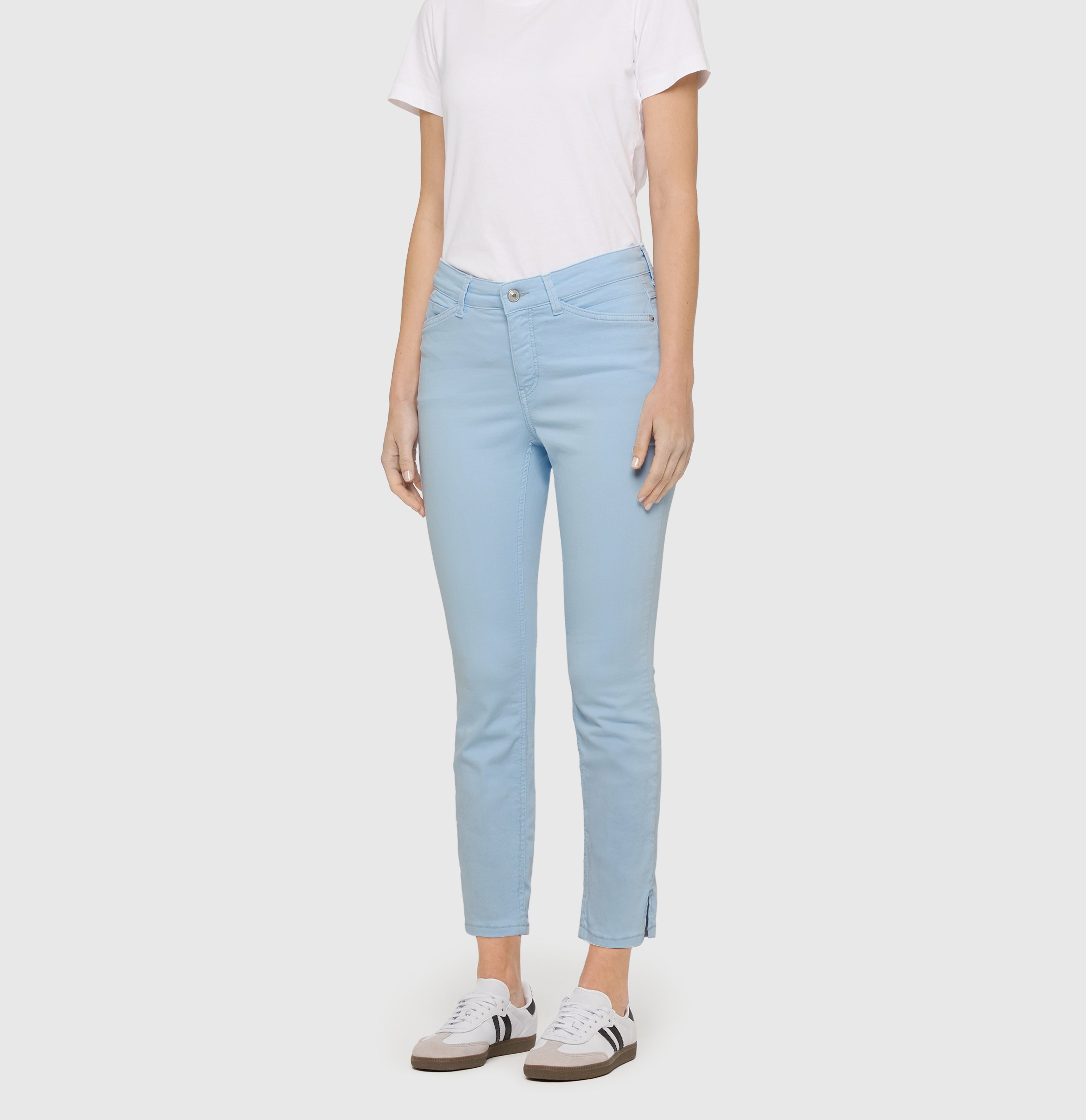 Slim jeans in a highly elastic material. | DREAM SUMMER | heaven blue PPT | Front view of model