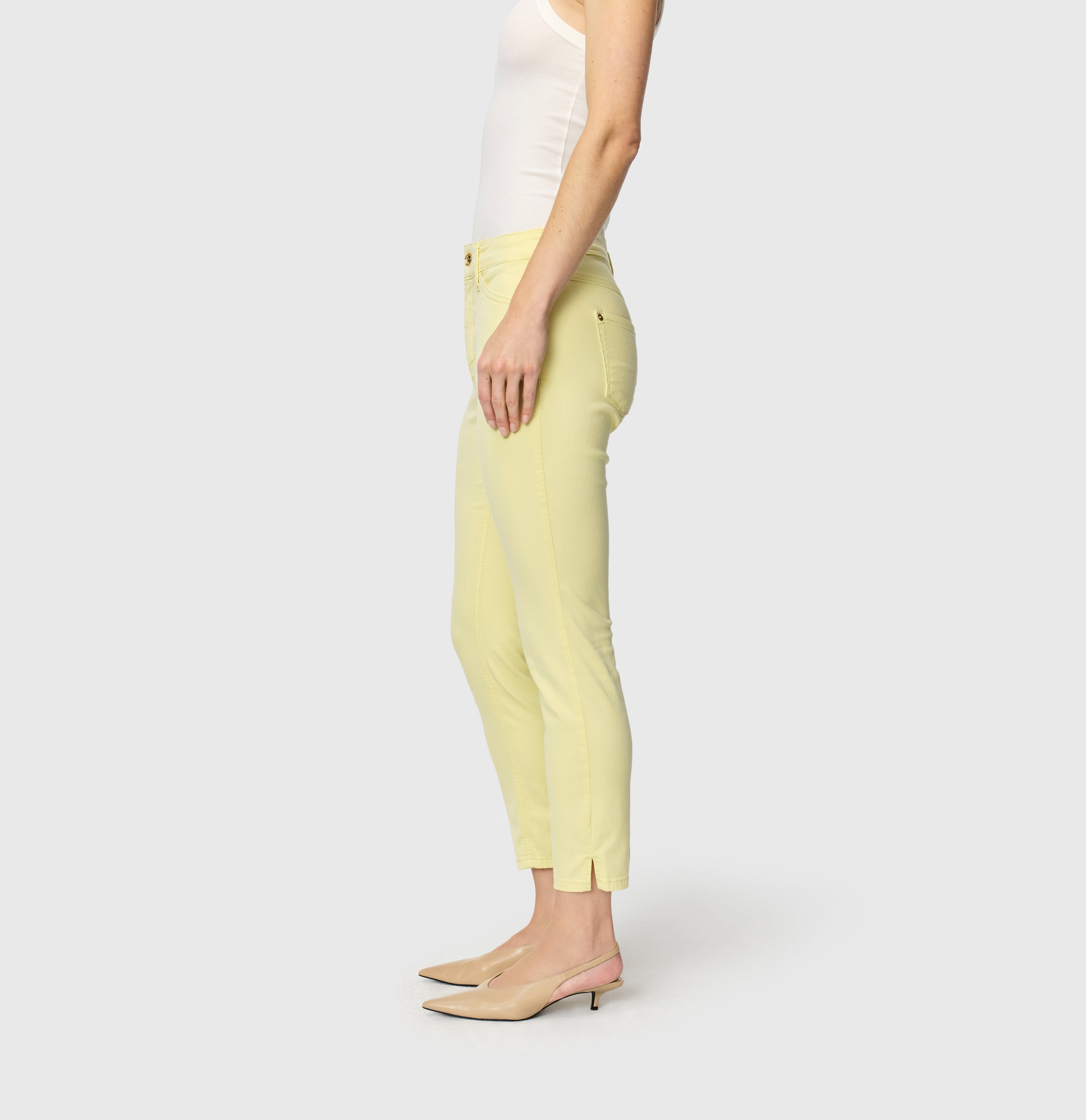 Slim jeans in a highly elastic material. | DREAM SUMMER | light sunny yellow PPT | Side view of model