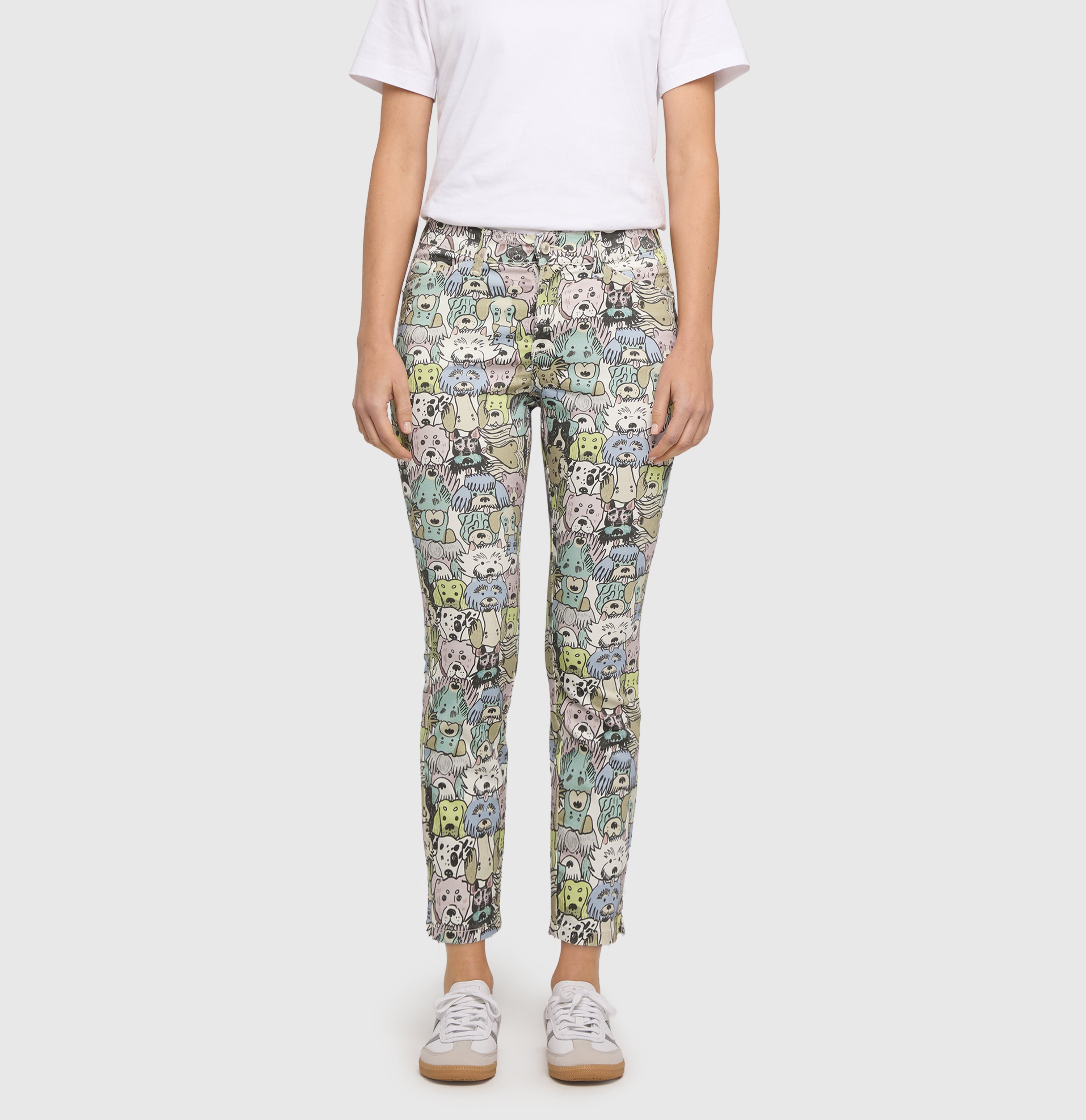 Slim shaping jeans with a modern pattern. | DREAM SUMMER | colored dog print | Front view of model