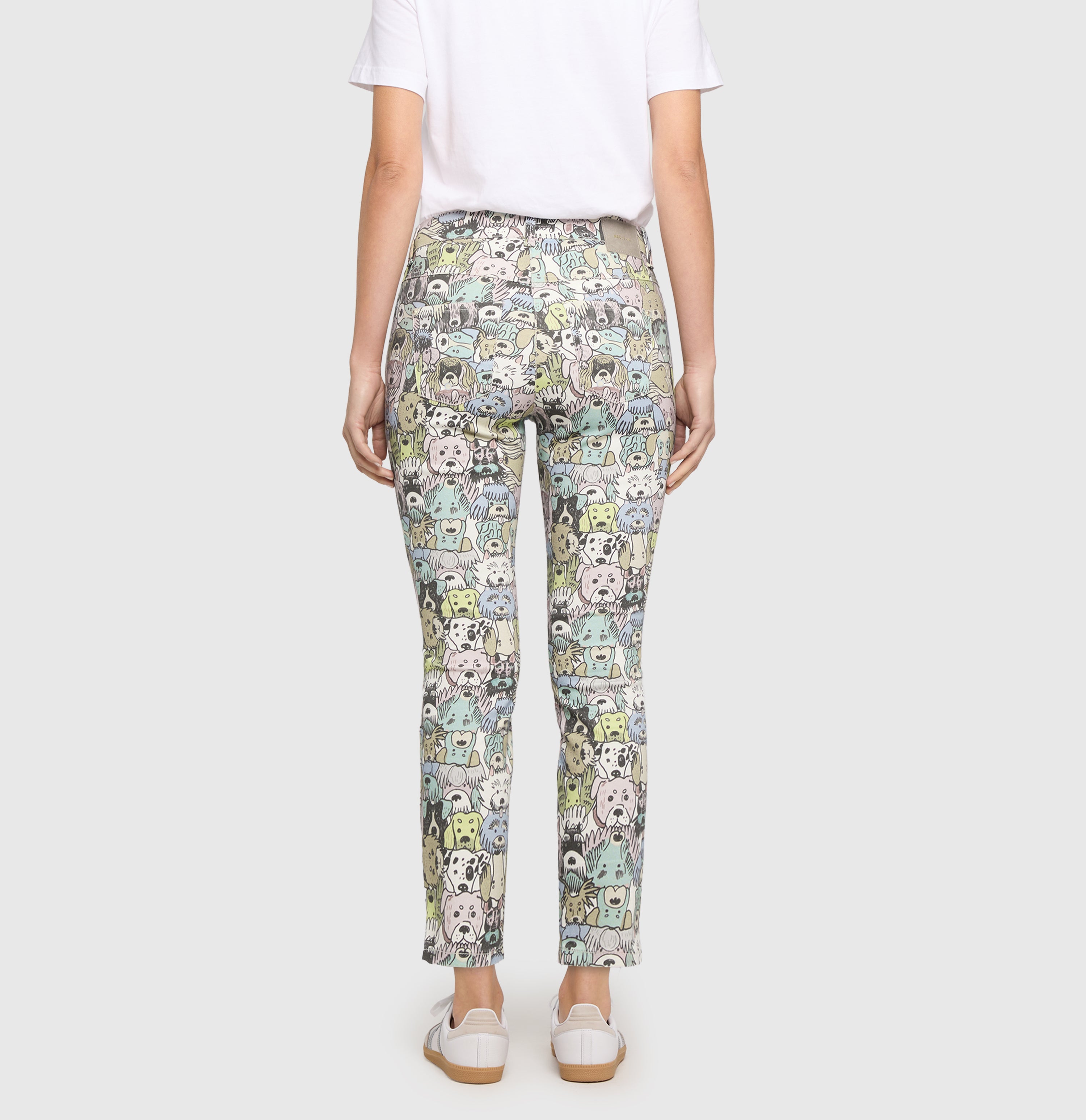 Slim shaping jeans with a modern pattern. | DREAM SUMMER | colored dog print | Back view of model