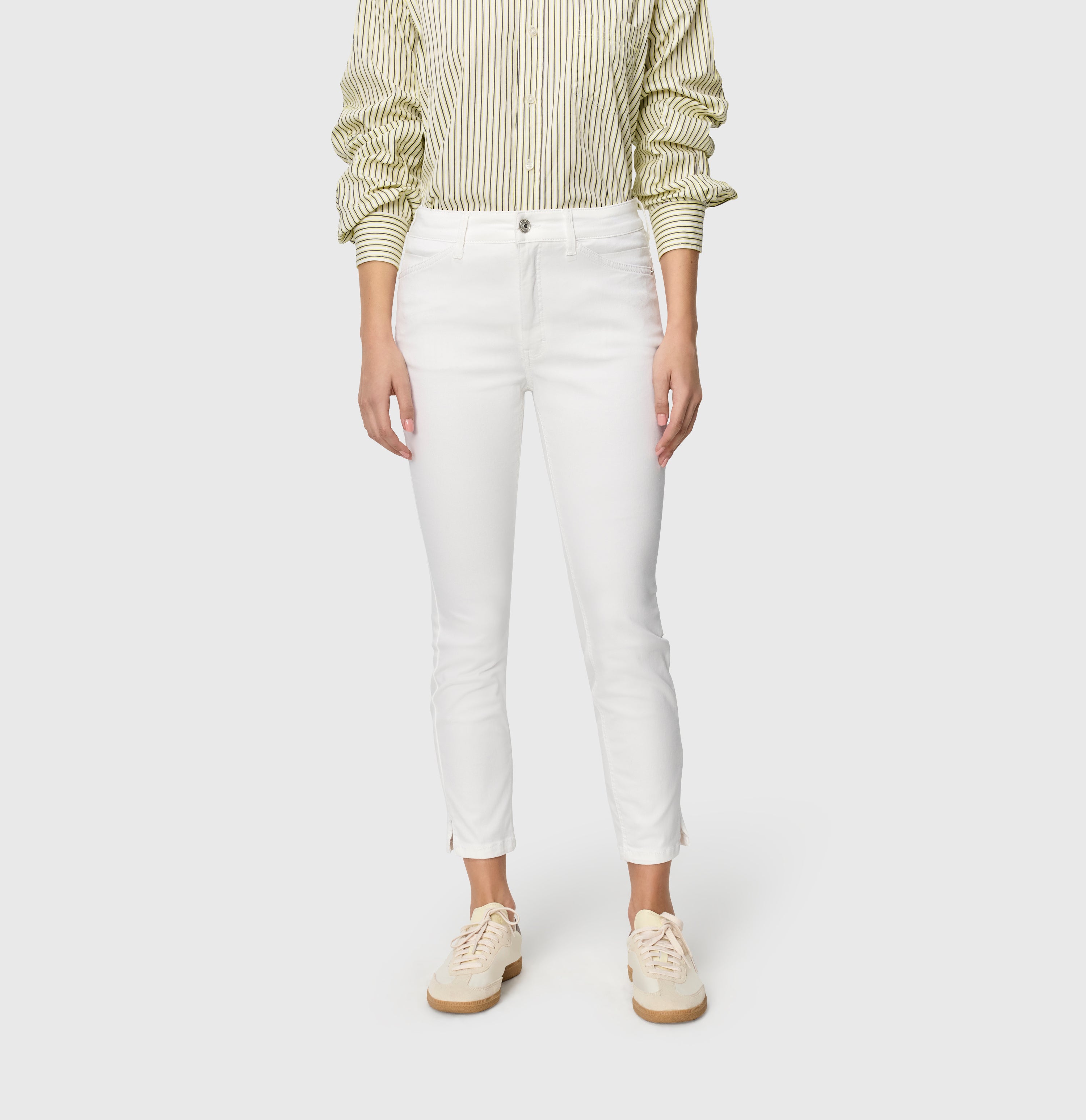 Cropped slim jeans in a light shaping material. | DREAM SUMMER | white denim | Front view of model