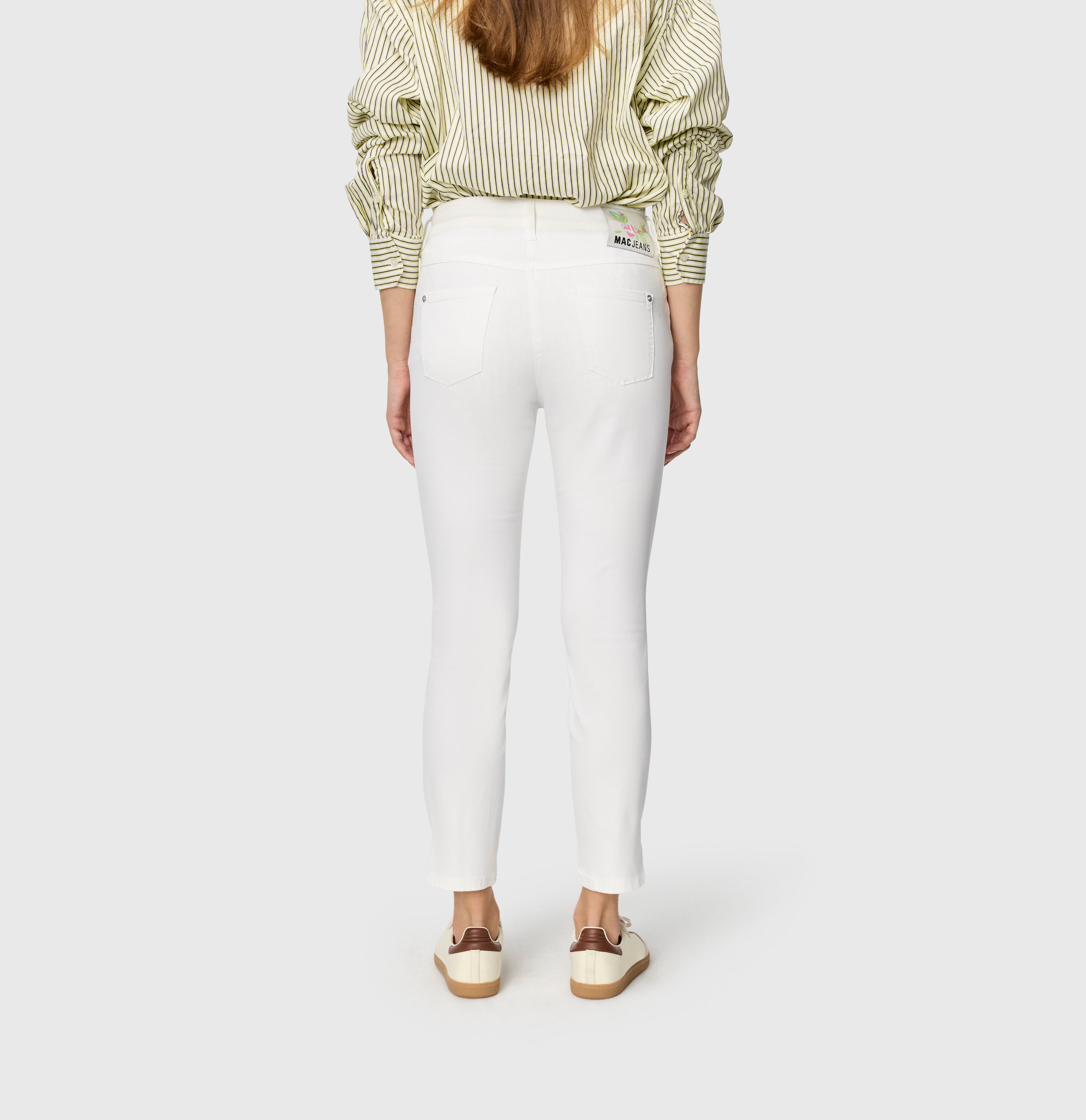 Cropped slim jeans in a light shaping material. | DREAM SUMMER | white denim | Back view of model
