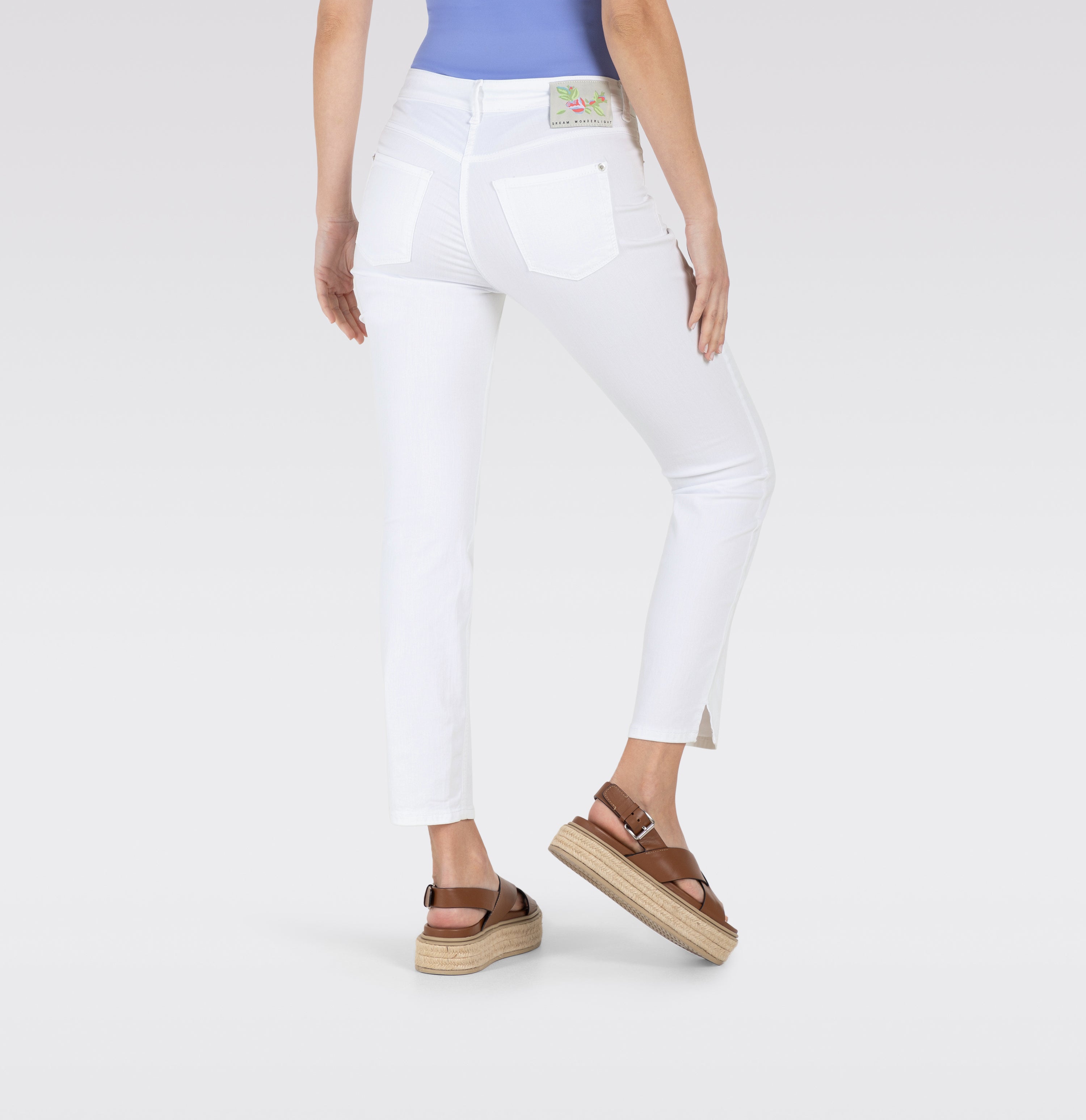 Figure-shaping slim jeans in a light modal blend. | DREAM SUMMER | white denim | Detailed view 2 of model