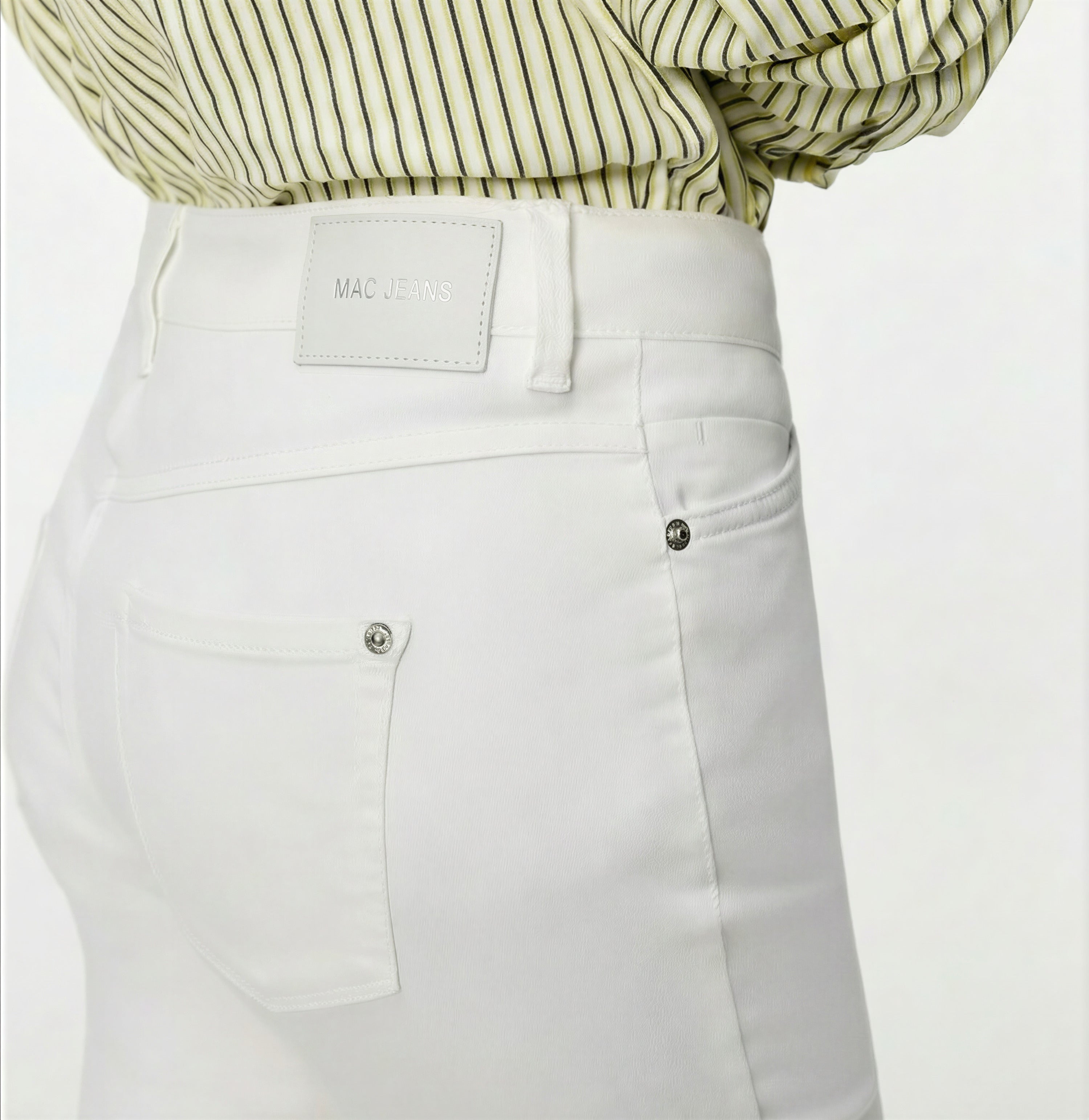 Slim shaping jeans in a modal blend. | DREAM SUMMER | white denim | Detailed view 2 of model