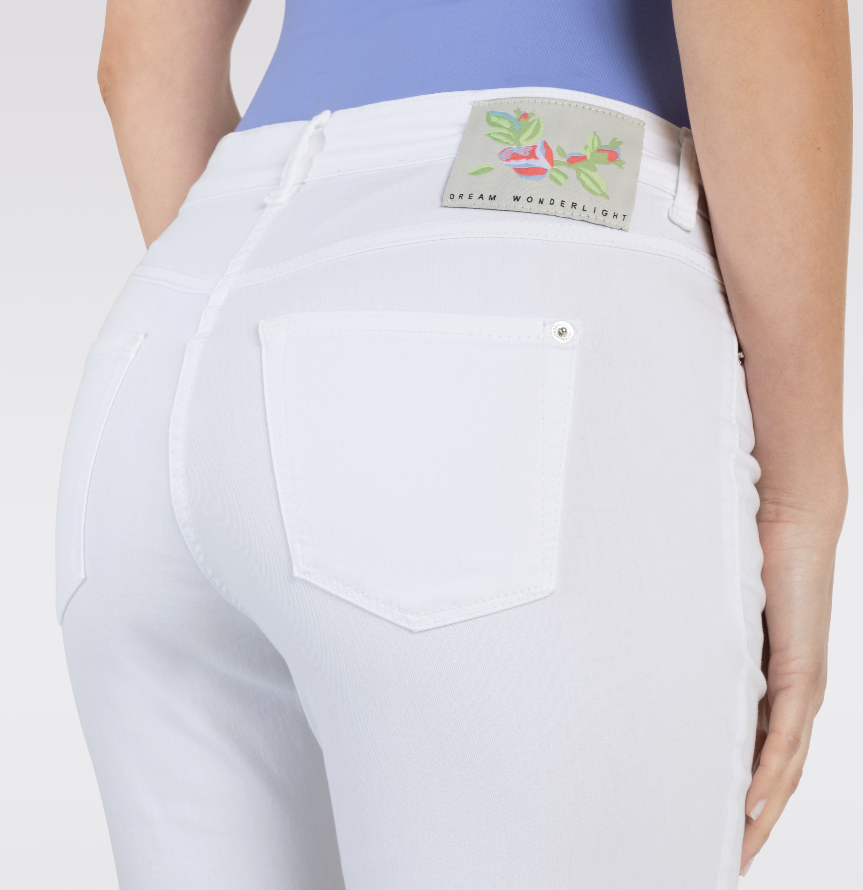 Figure-shaping slim jeans in a light modal blend. | DREAM SUMMER | white denim | Detailed view 3 of model