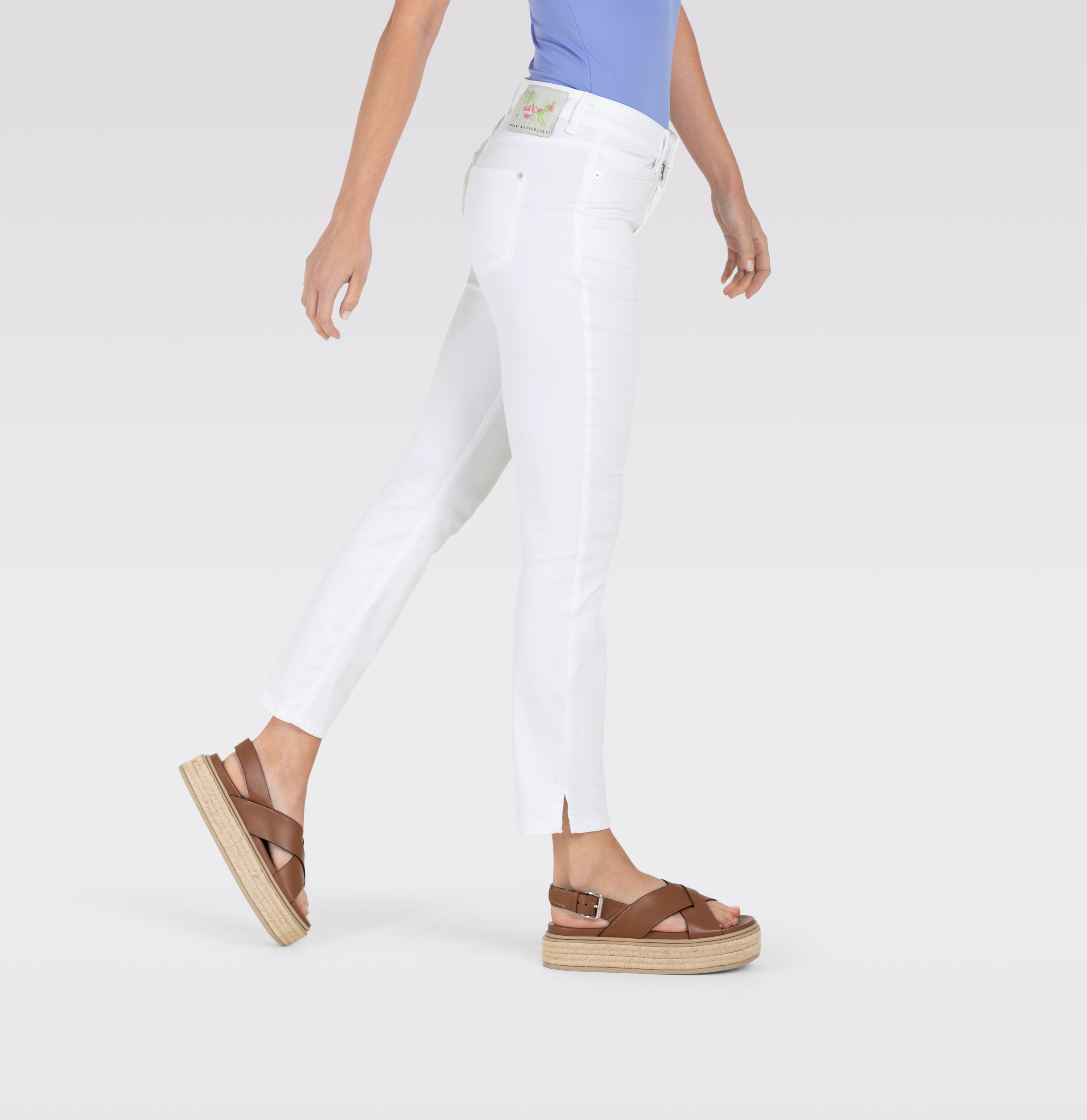 Figure-shaping slim jeans in a light modal blend. | DREAM SUMMER | white denim | Detailed view 4 of model