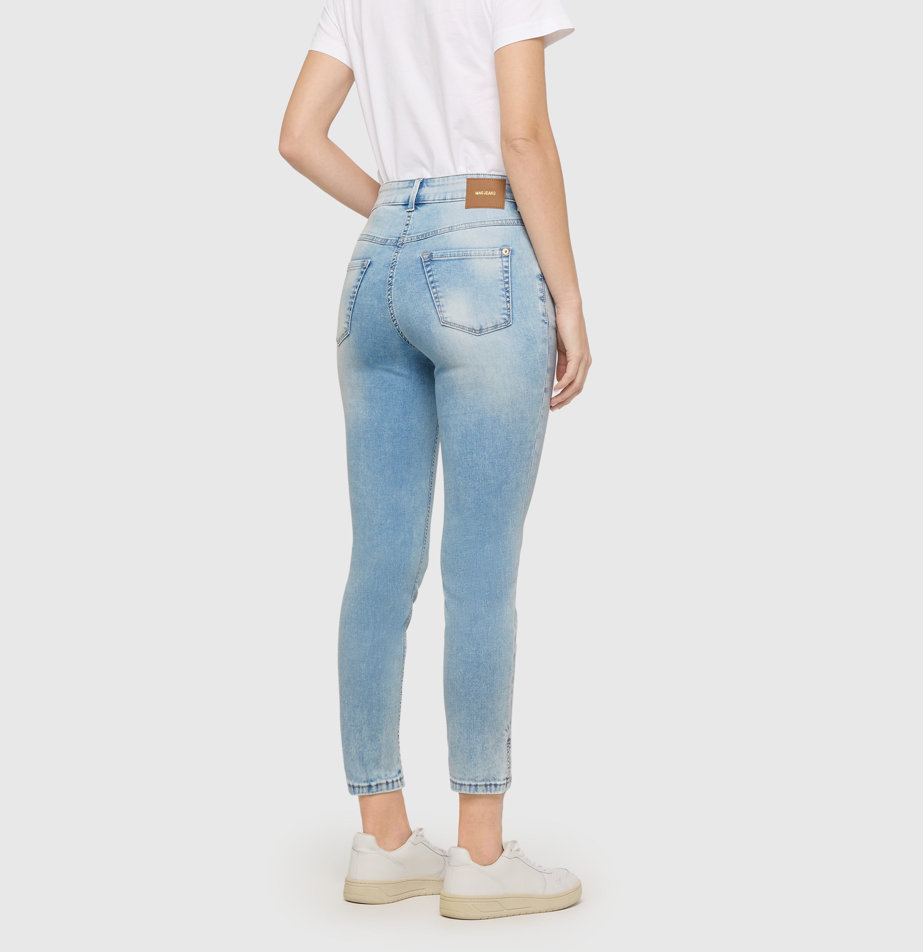 Cropped slim jeans in a light shaping material. | DREAM SUMMER | light azure blue | Back view of model