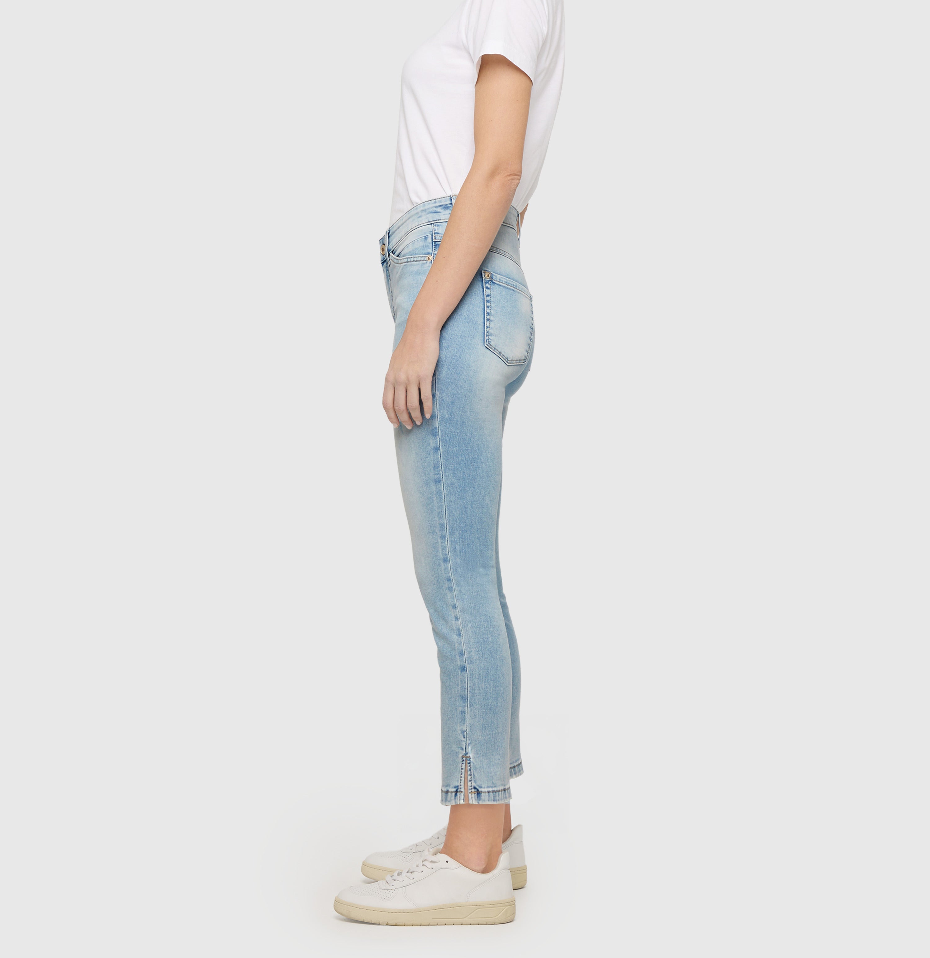 Cropped slim jeans in a light shaping material. | DREAM SUMMER | light azure blue | Side view of model