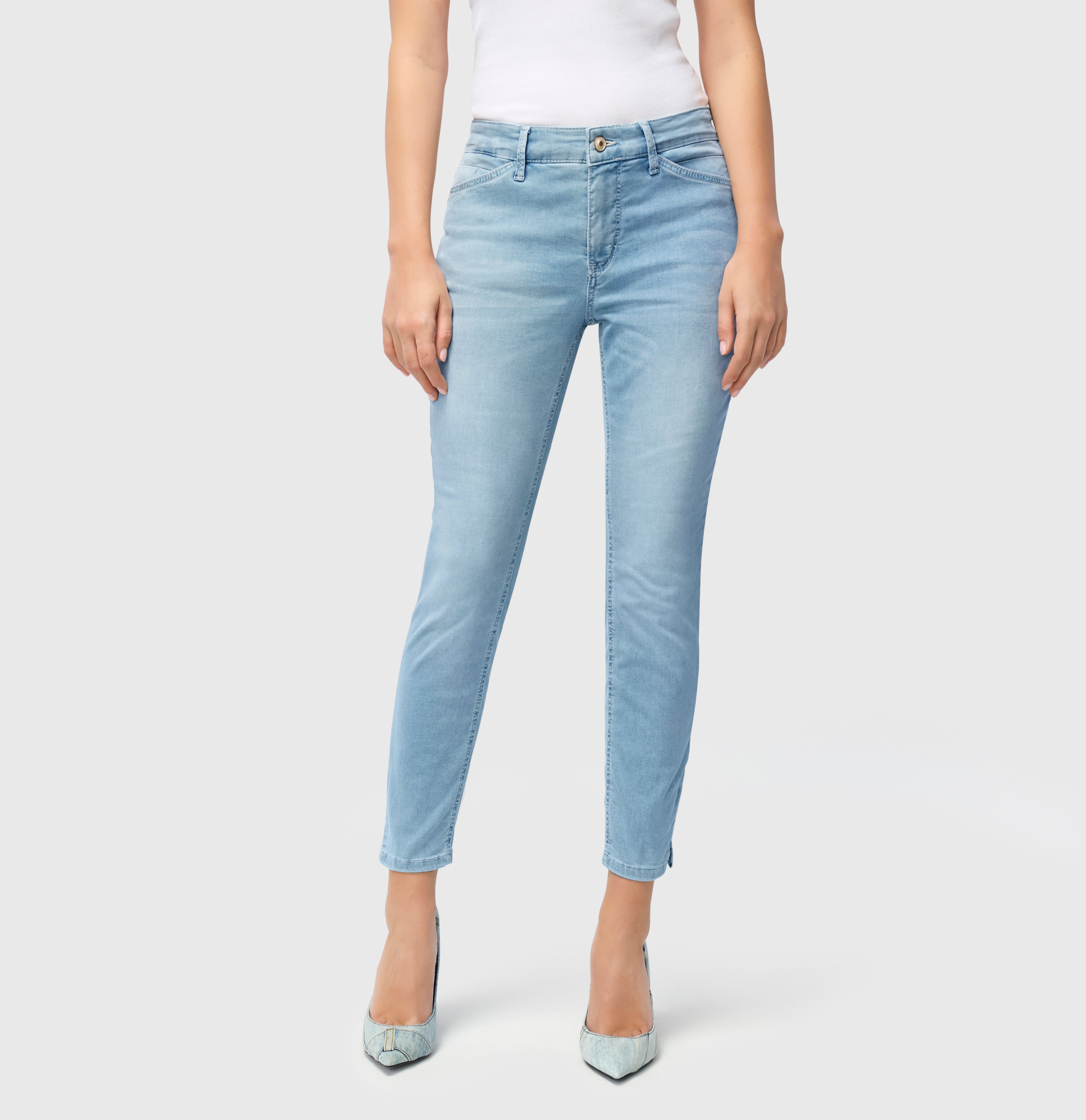 Figure-shaping slim jeans in a light modal blend. | DREAM SUMMER | exotic midblue wash | Side view of model
