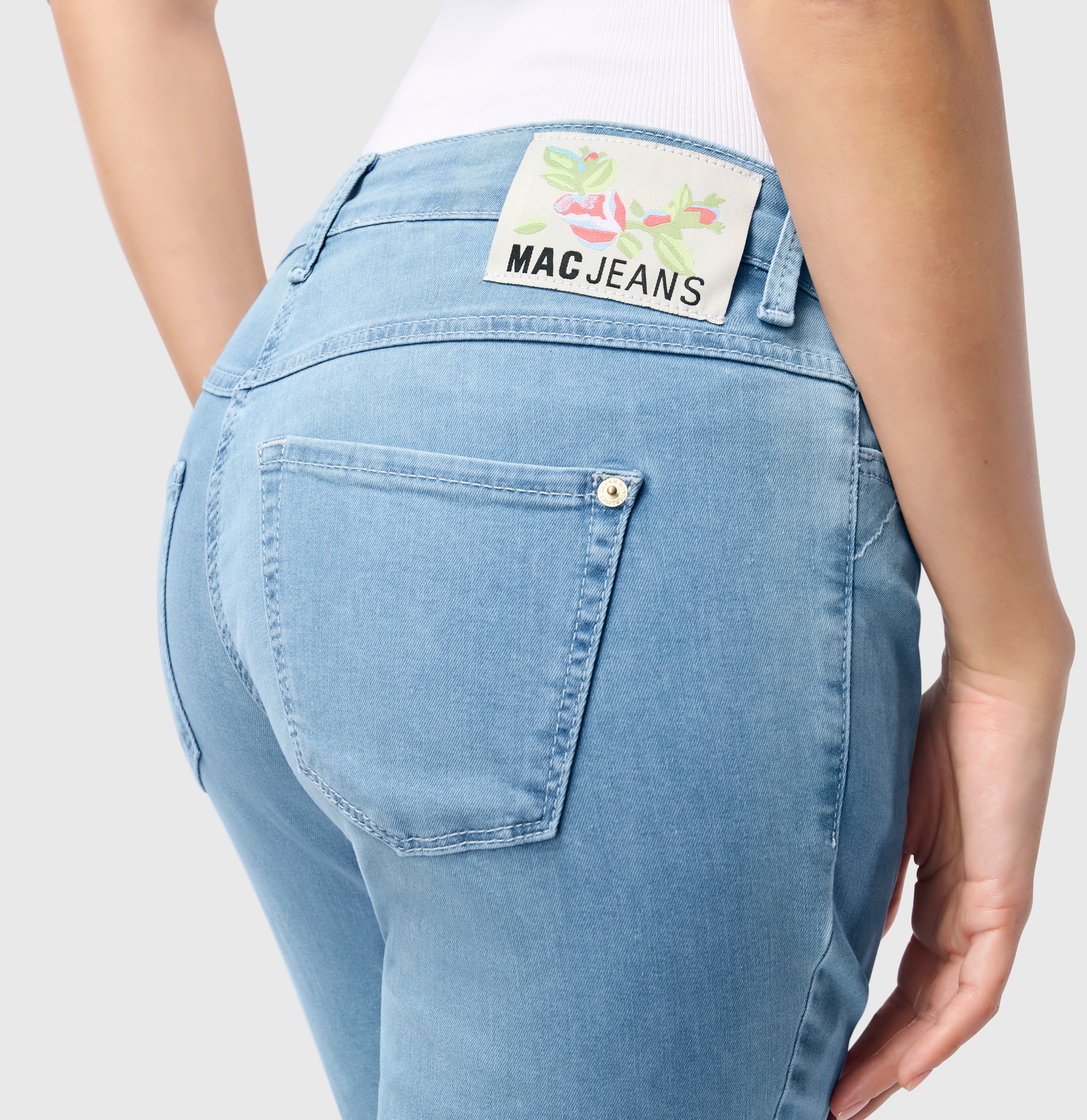 Figure-shaping slim jeans in a light modal blend. | S-NAME | S-FBBZ | Detailed view 3 of model