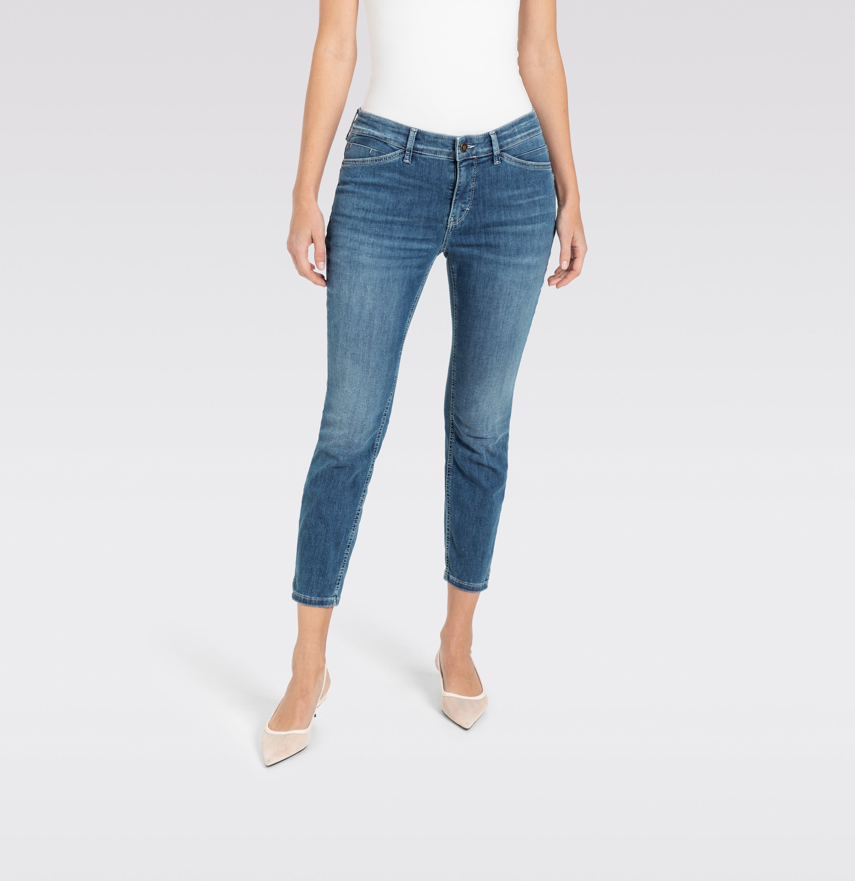 Cropped slim jeans in a light shaping material. | DREAM SUMMER | authentic used blue | Front view of model