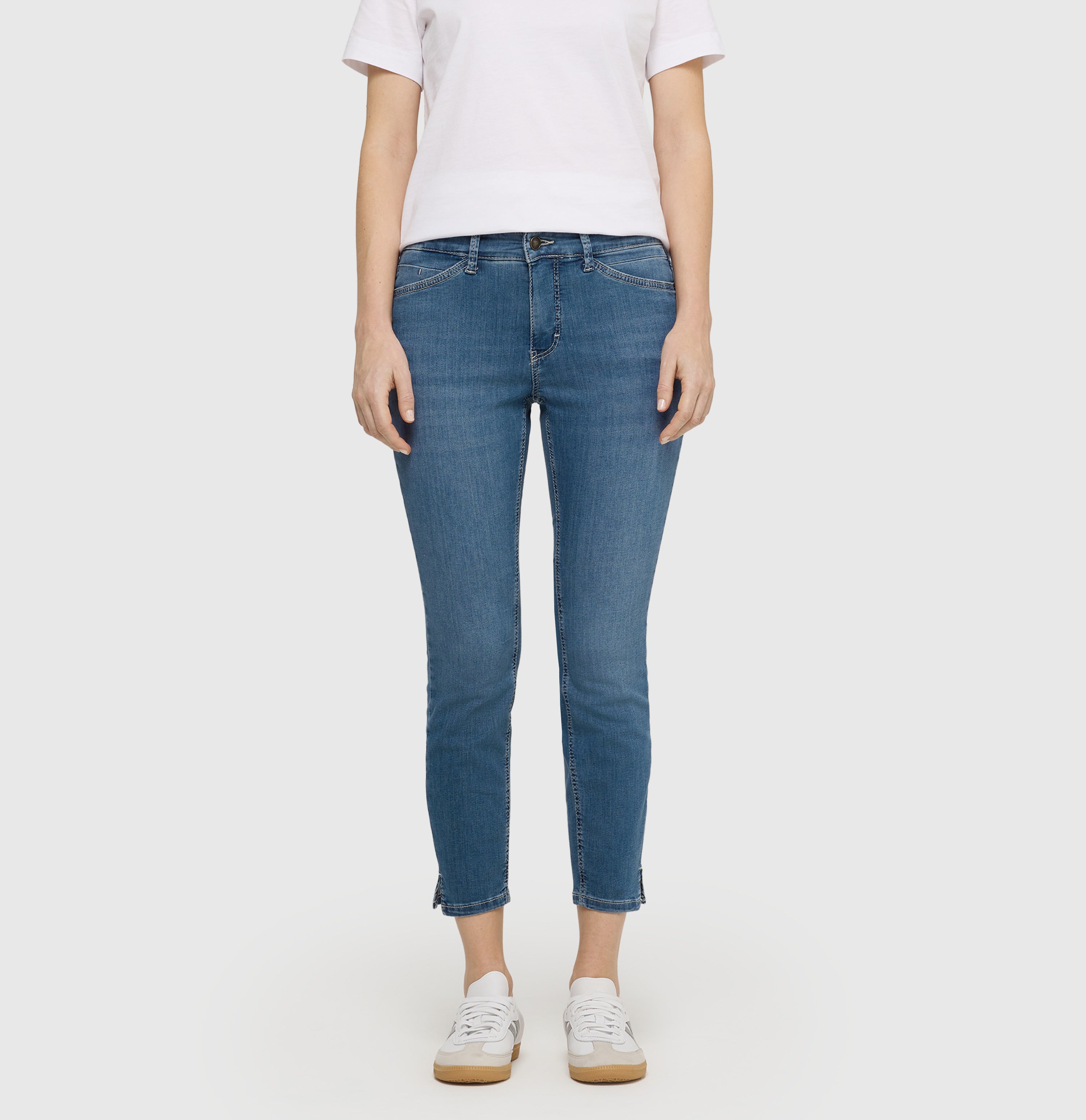 Slim shaping jeans in a modal blend. | DREAM SUMMER | authentic used blue | Front view of model