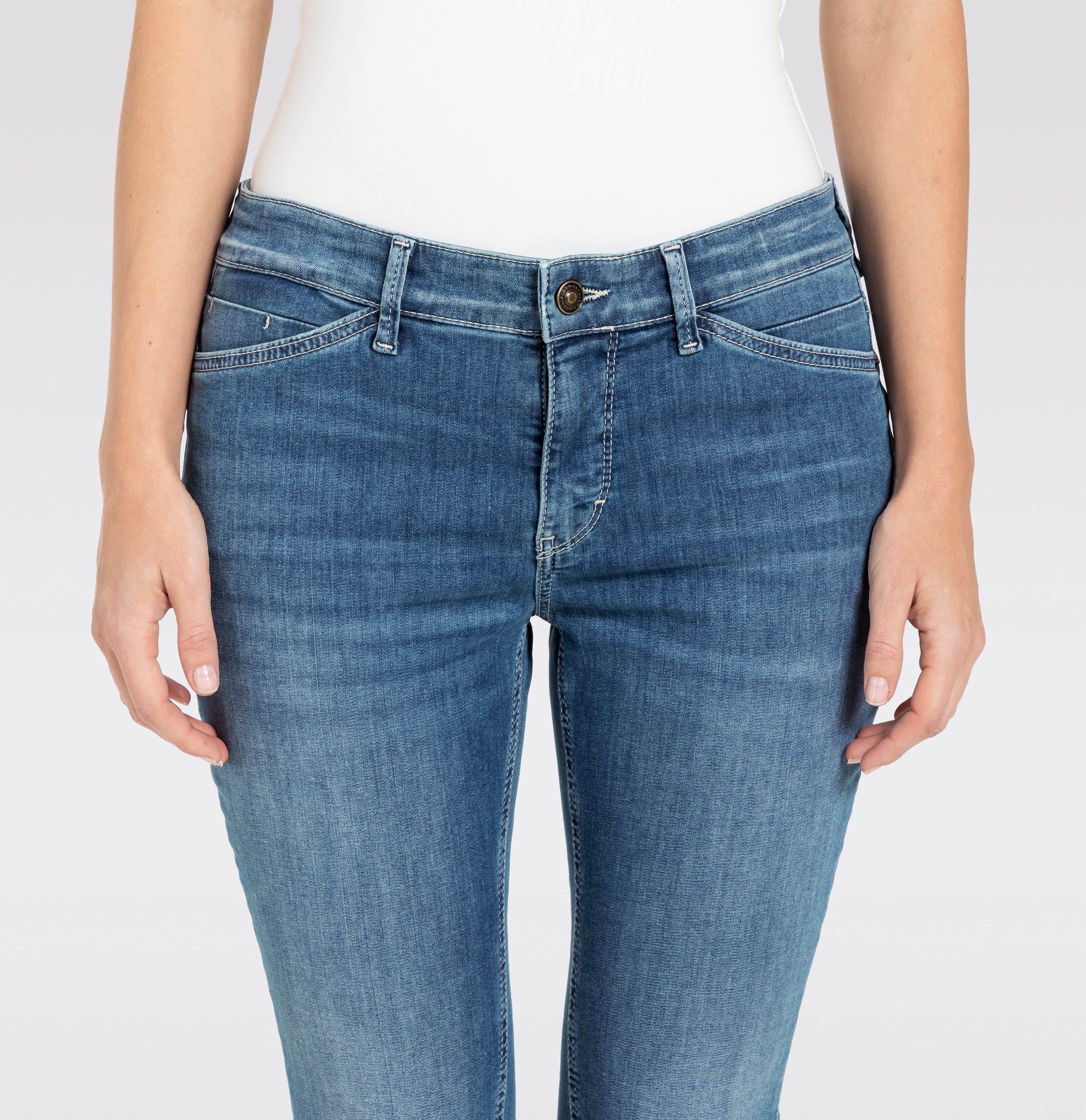 Cropped slim jeans in a light shaping material. | DREAM SUMMER | authentic used blue | Side view of model
