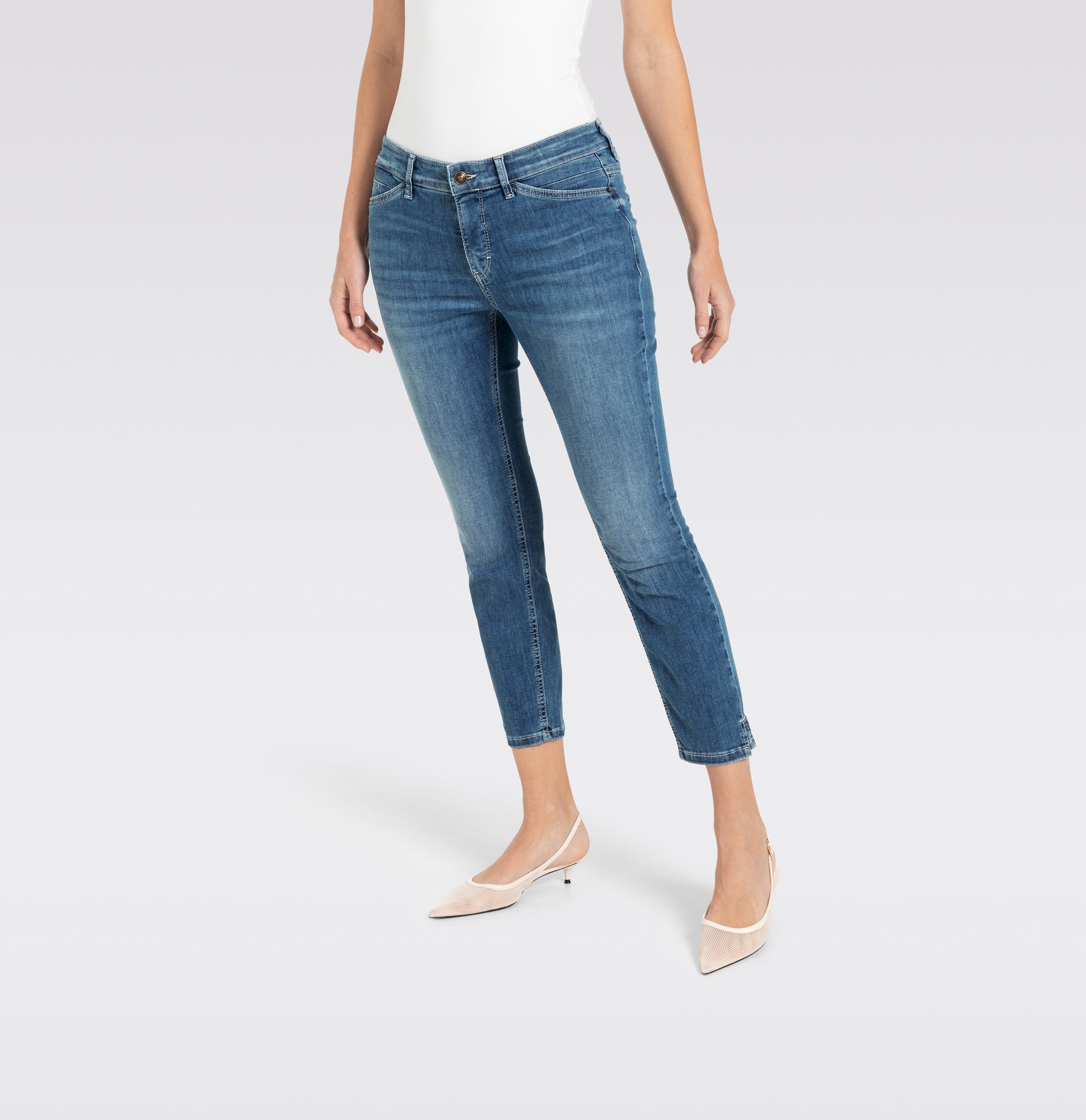 Cropped slim jeans in a light shaping material. | DREAM SUMMER | authentic used blue | Detailed view 2 of model