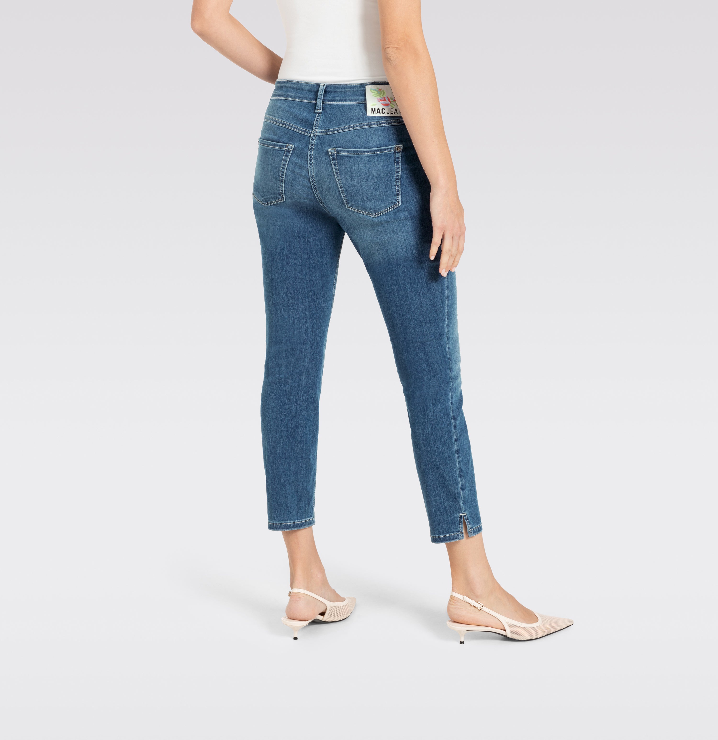 Cropped slim jeans in a light shaping material. | DREAM SUMMER | authentic used blue | Detailed view 4 of model