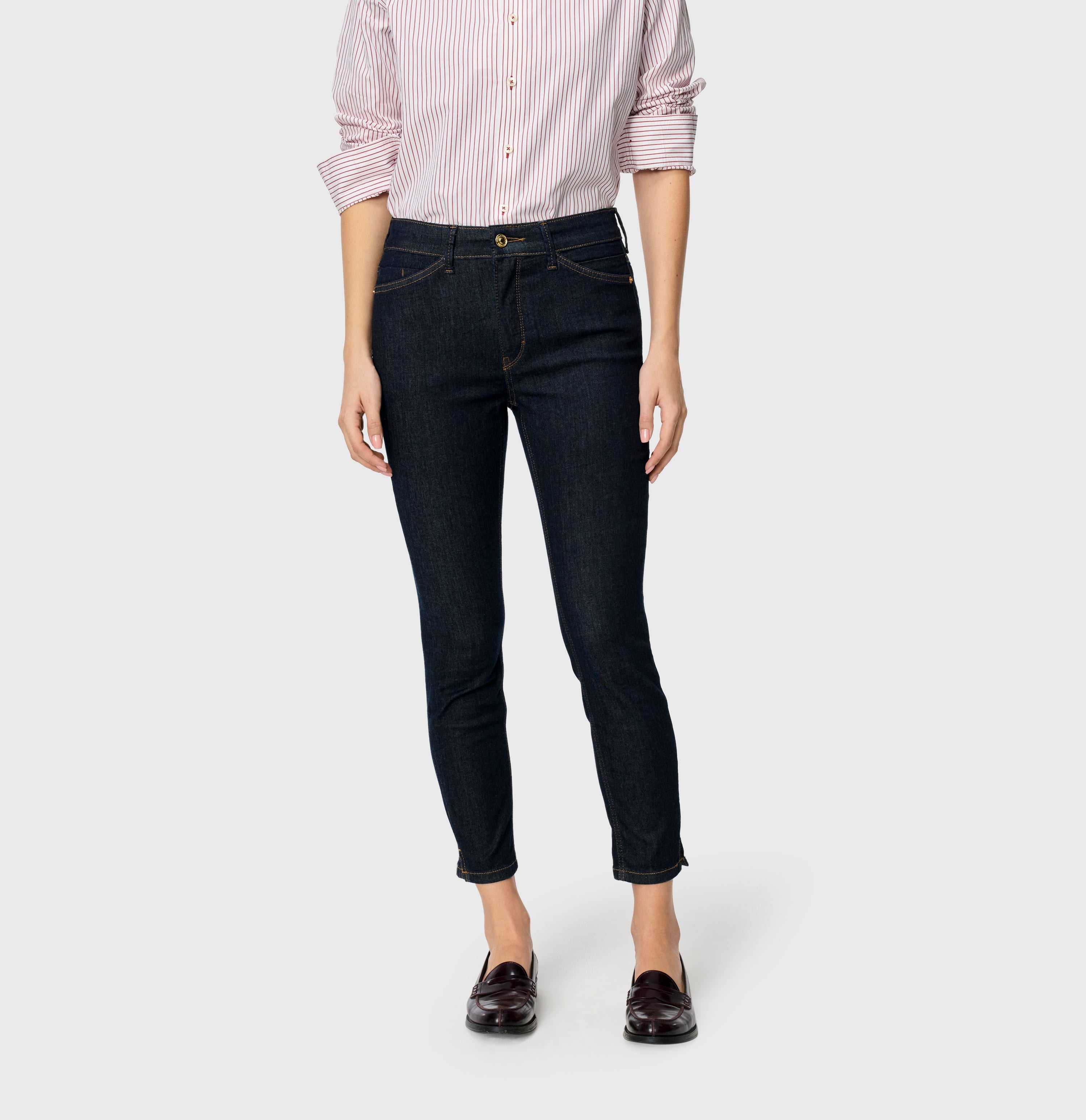 Cropped slim jeans in a light shaping material. | DREAM SUMMER | fashion rinsed | Front view of model