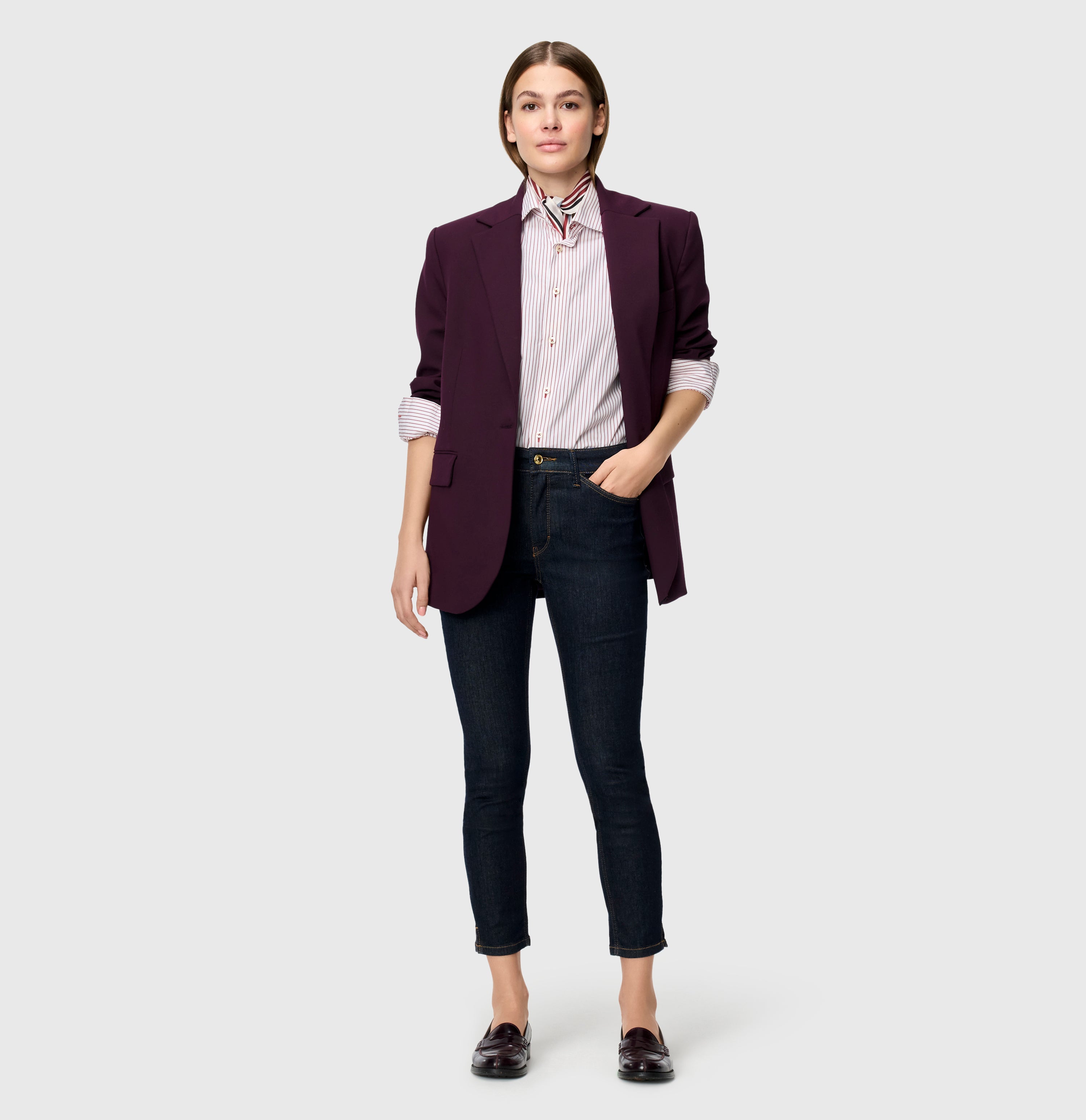 Cropped slim jeans in a light shaping material. | DREAM SUMMER | fashion rinsed | Full-body of model