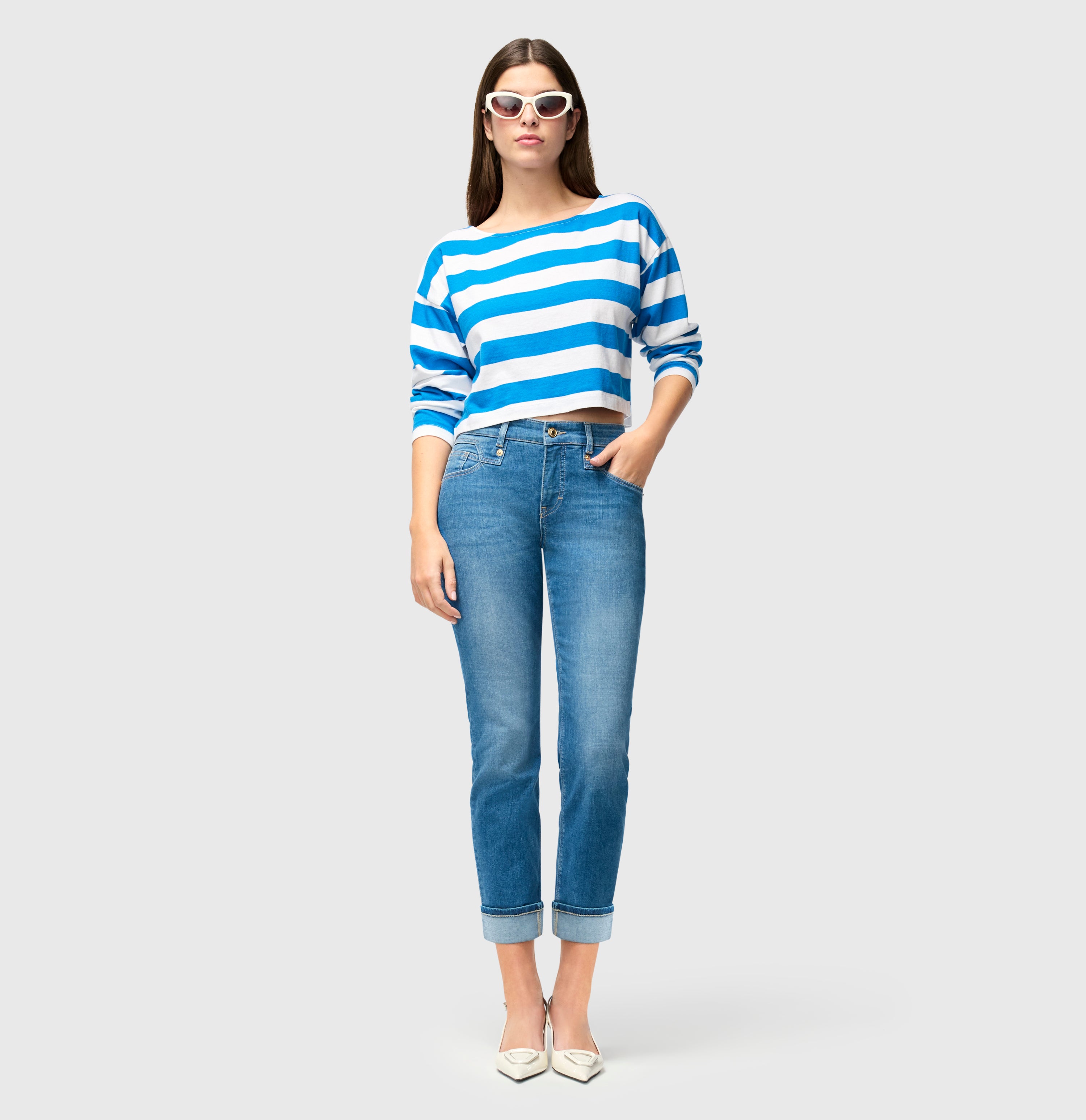 Slim jeans in a light lyocell blend. | RICH SLIM | chic cobalt used | Full-body of model