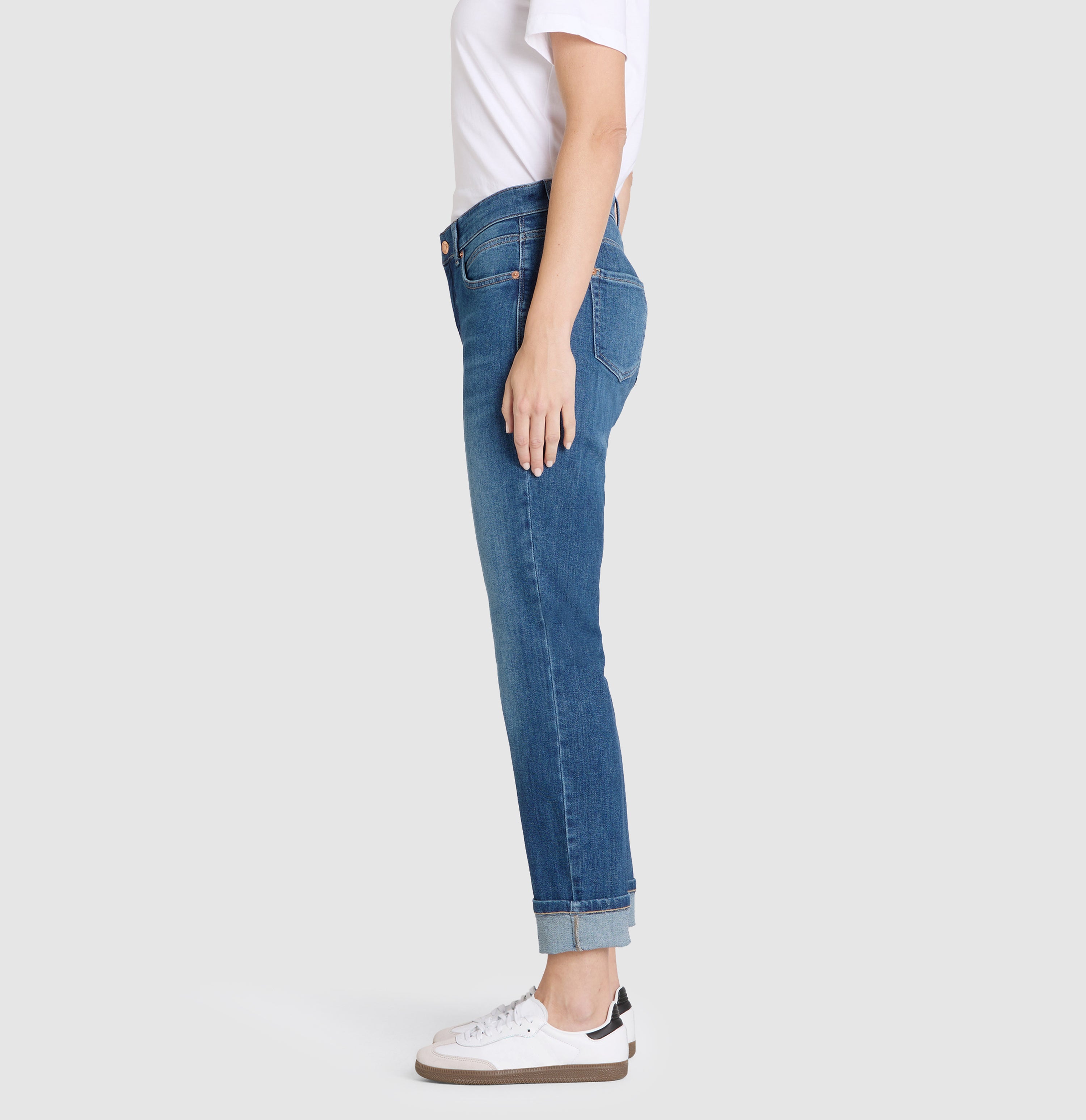 Straight jeans with turned-up hem. | SUE relax | indigo blue washed | Side view of model