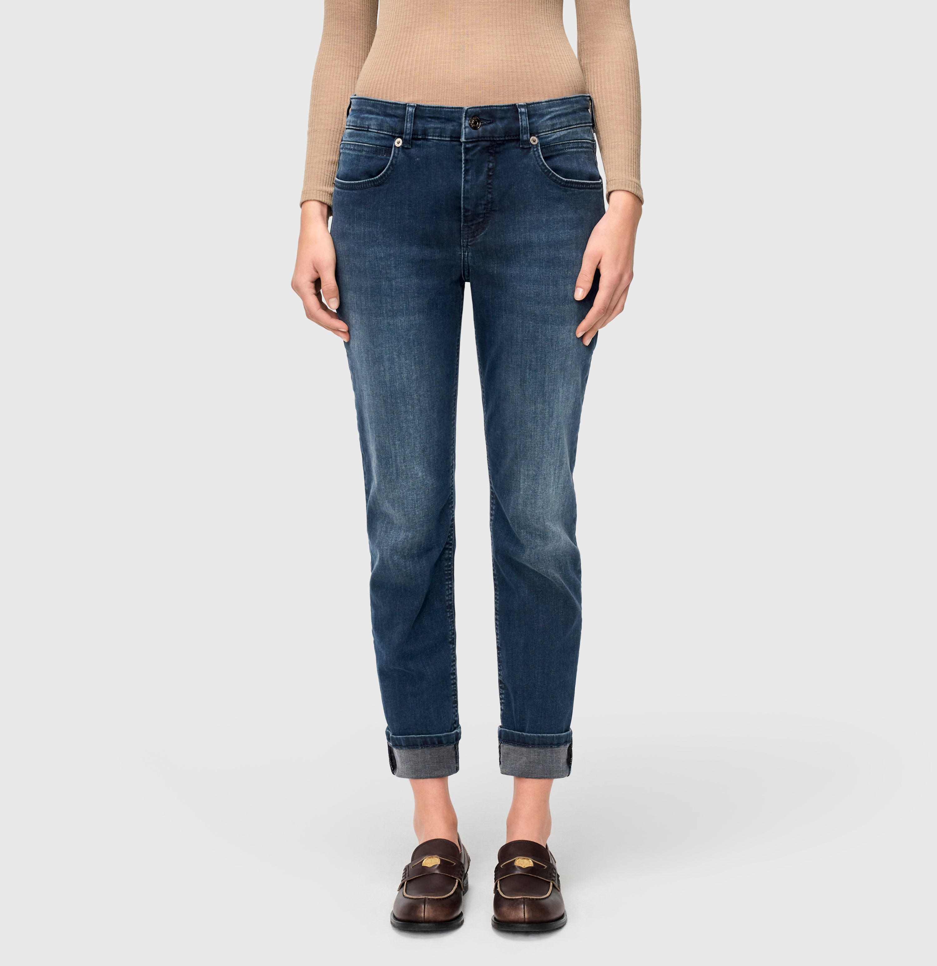 Straight jeans with turned-up hem. | SUE relax | blue midnight wash | Side view of model