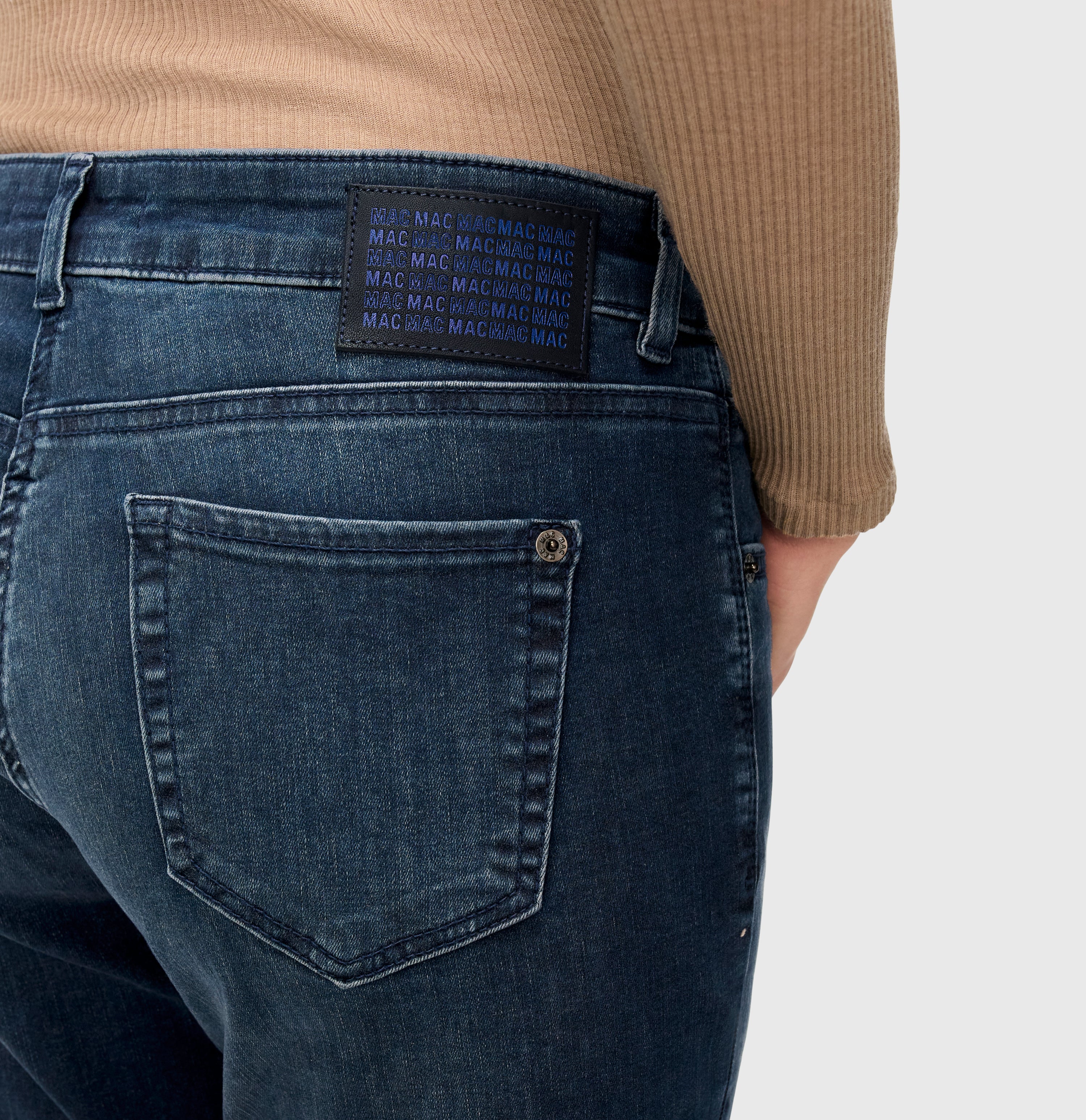 Straight jeans with turned-up hem. | SUE relax | blue midnight wash | Detailed view 3 of model