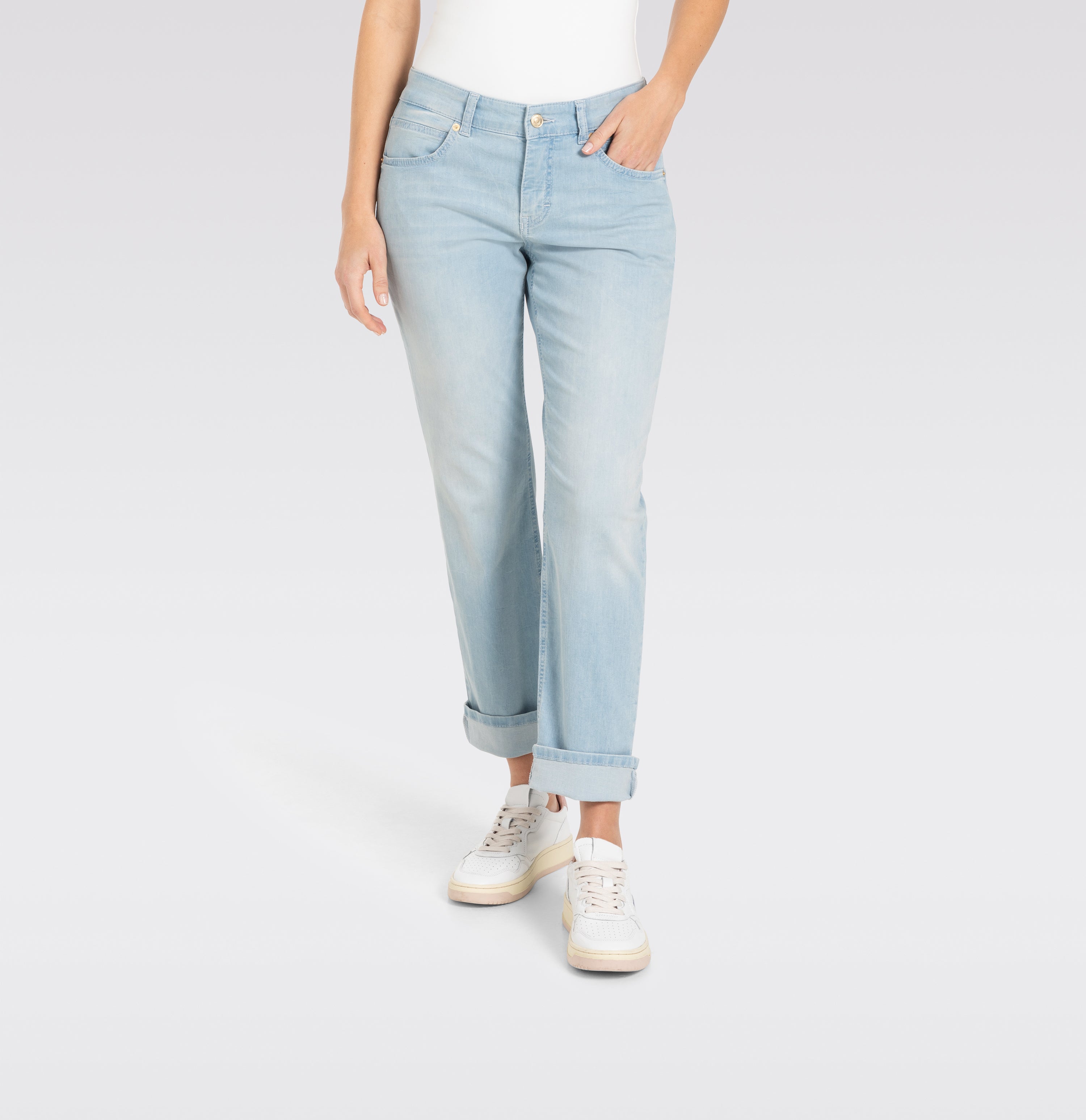 Straight fit made from light stretch denim. | SUE relax | authentic light blue use | Front view of model
