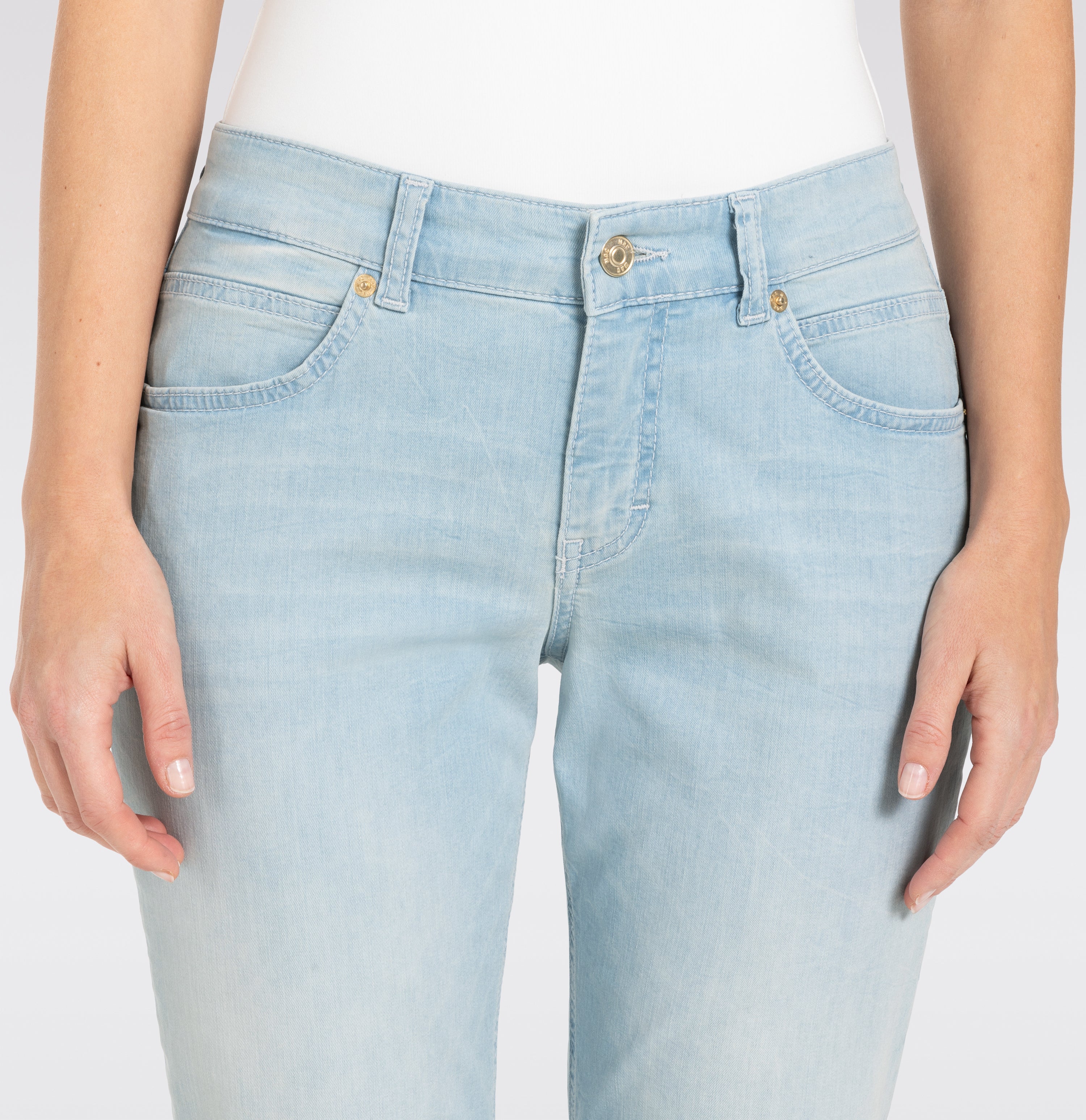 Straight fit made from light stretch denim. | SUE relax | authentic light blue use | Side view of model