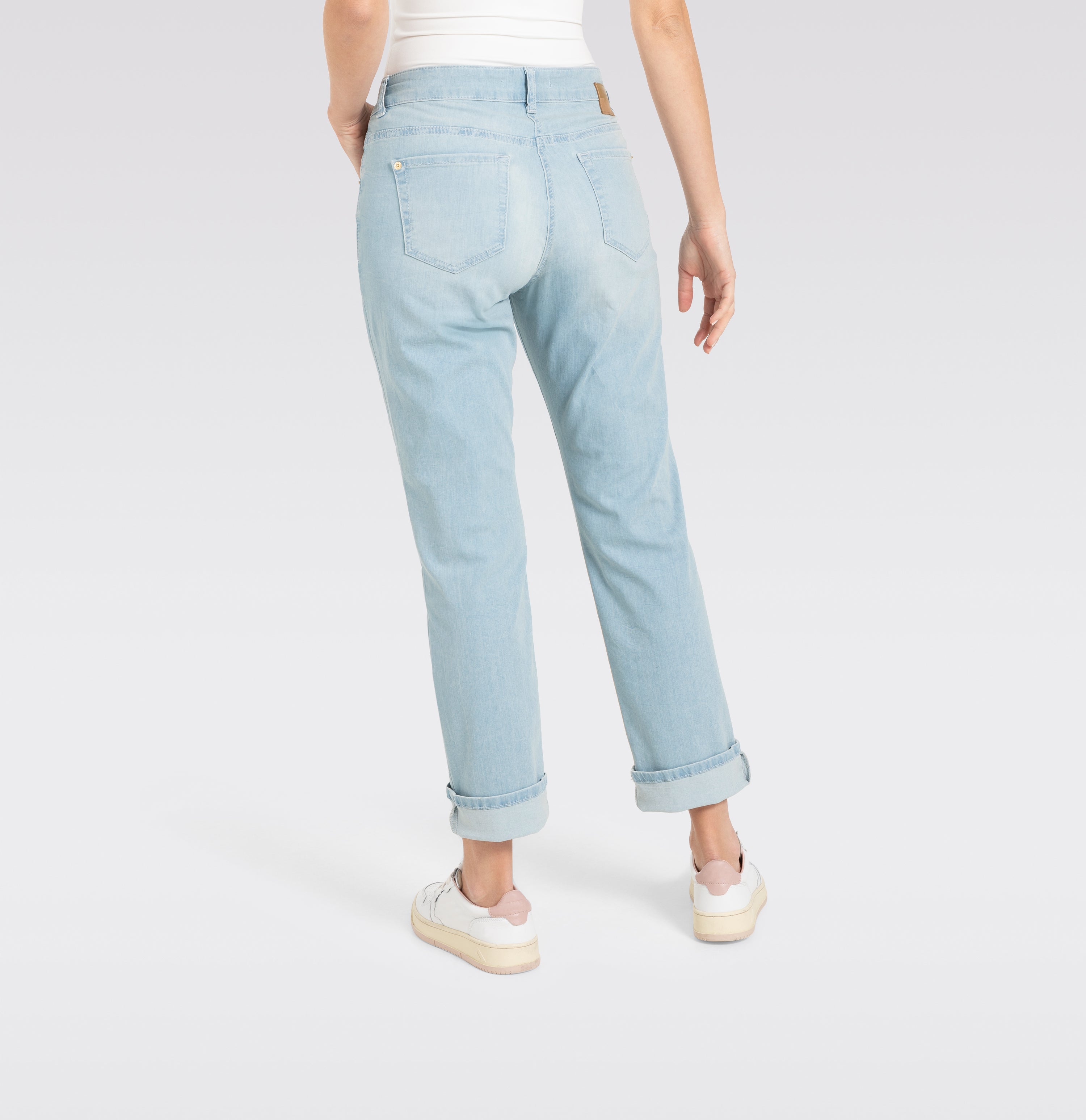 Straight fit made from light stretch denim. | SUE relax | authentic light blue use | Detailed view 2 of model