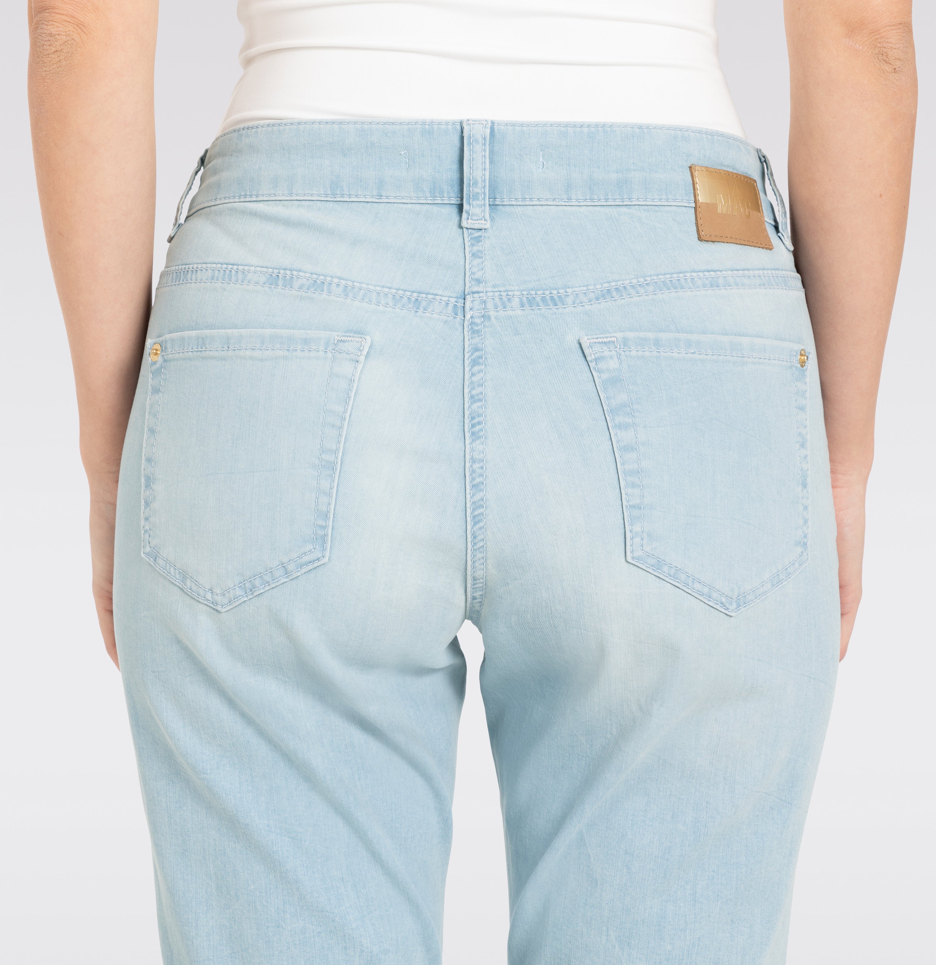Straight fit made from light stretch denim. | SUE relax | authentic light blue use | Detailed view 3 of model