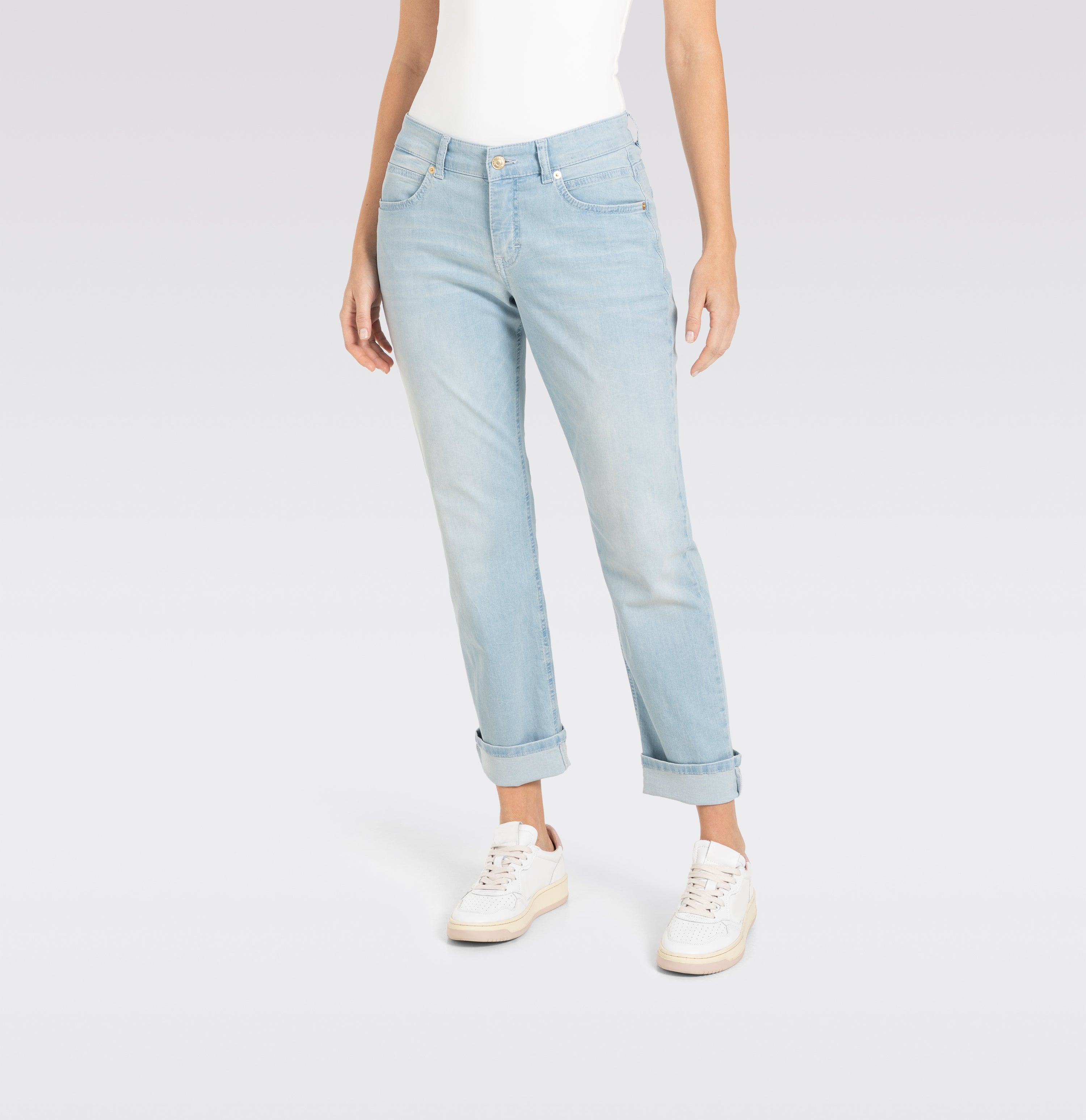 Straight fit made from light stretch denim. | SUE relax | authentic light blue use | Detailed view 4 of model