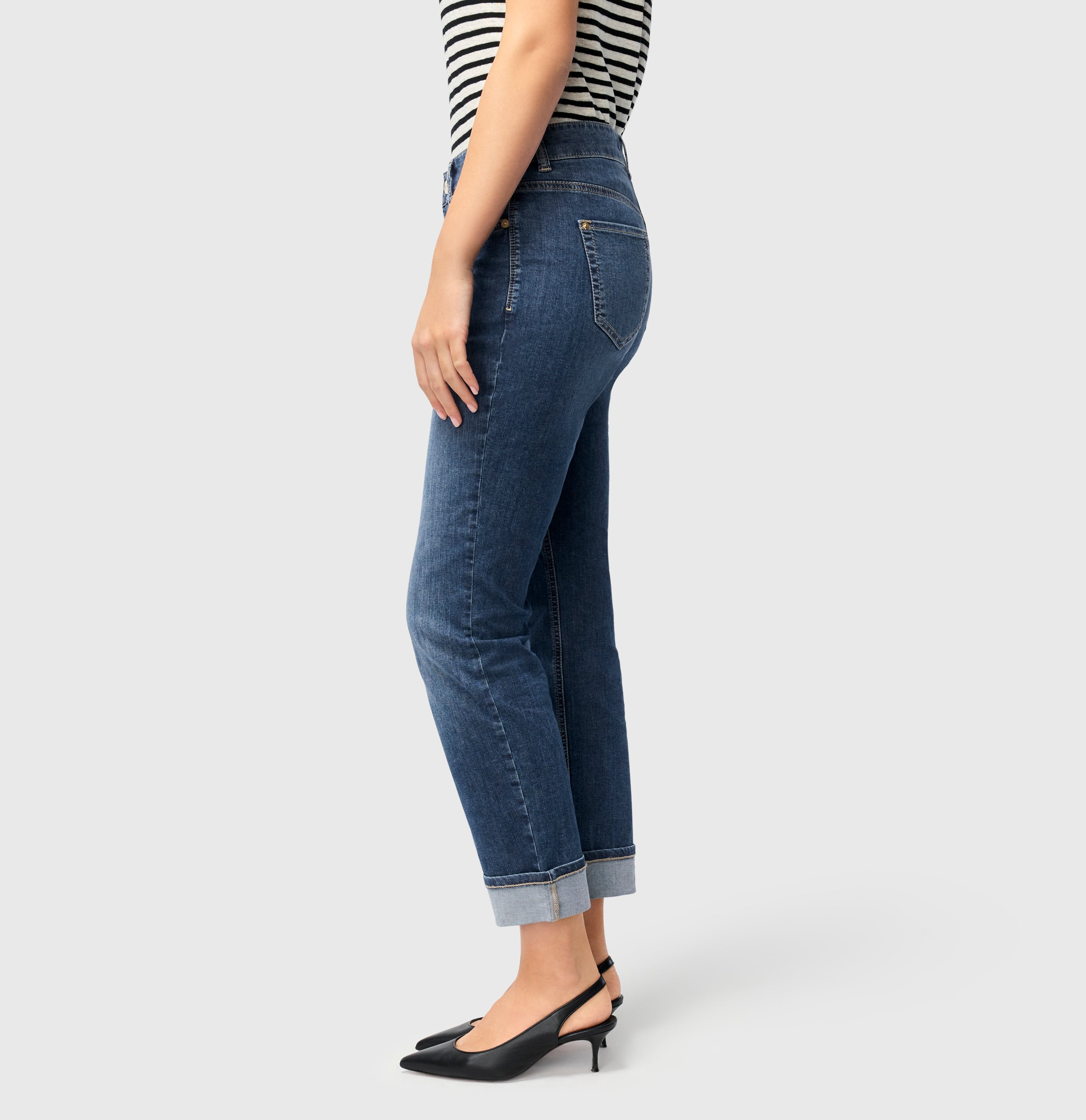 Straight fit made from light stretch denim. | S-NAME | S-FBBZ | Detailed view 2 of model
