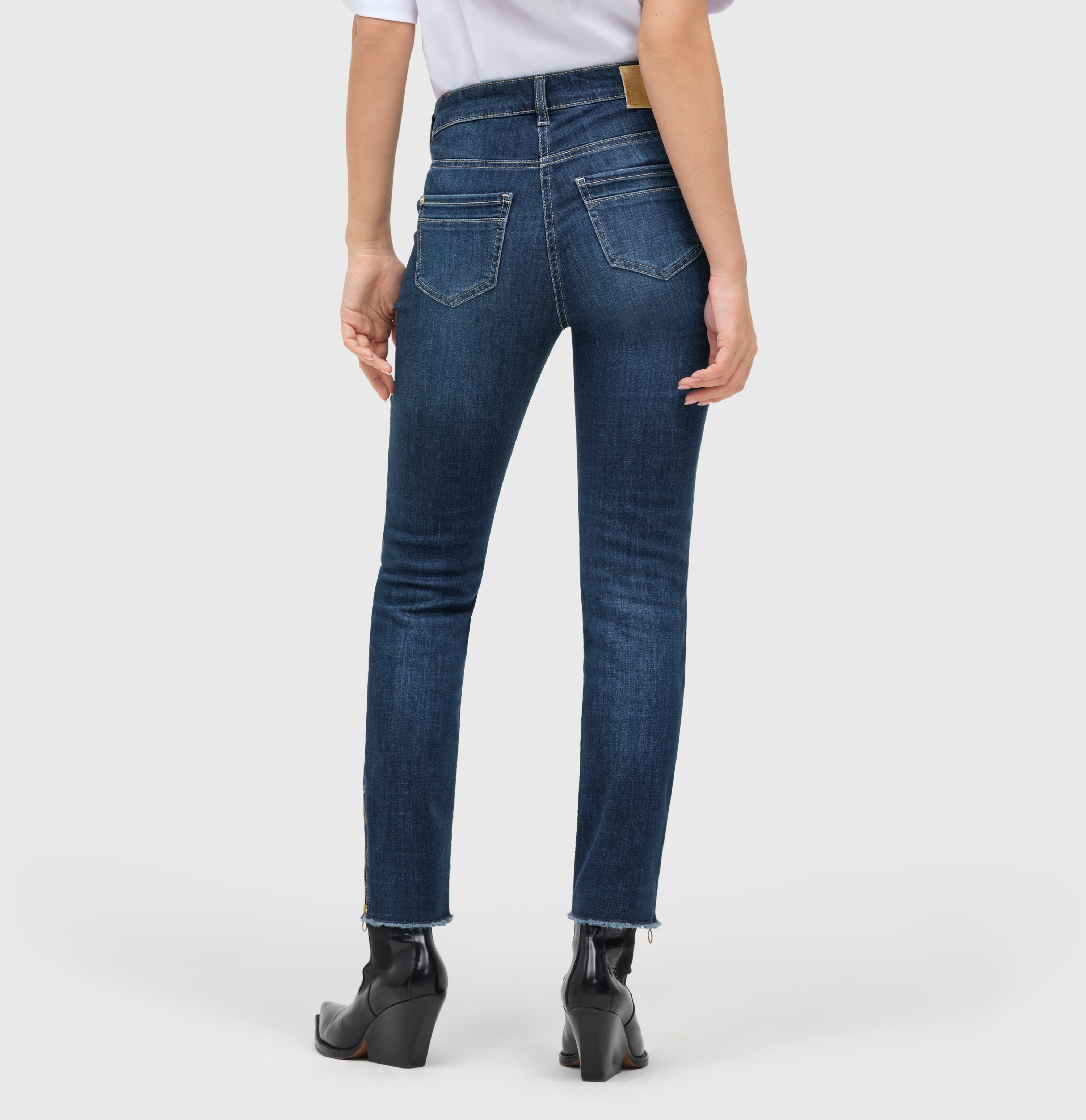 Slim, light jeans with zip details. | RICH SLIM chic | dark blue net wash | Back view of model