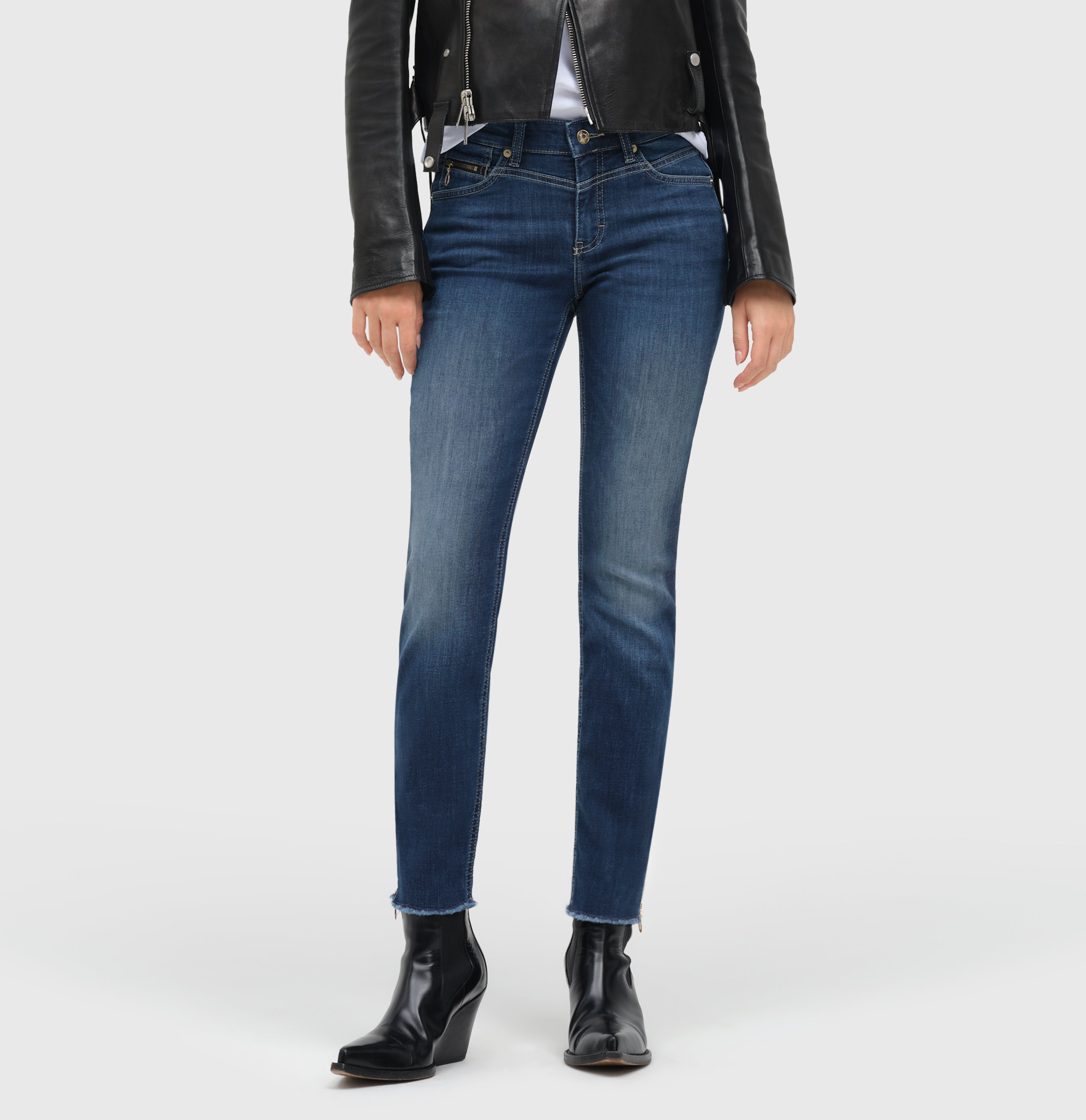 Slim, light jeans with zip details. | RICH SLIM chic | dark blue net wash | Side view of model