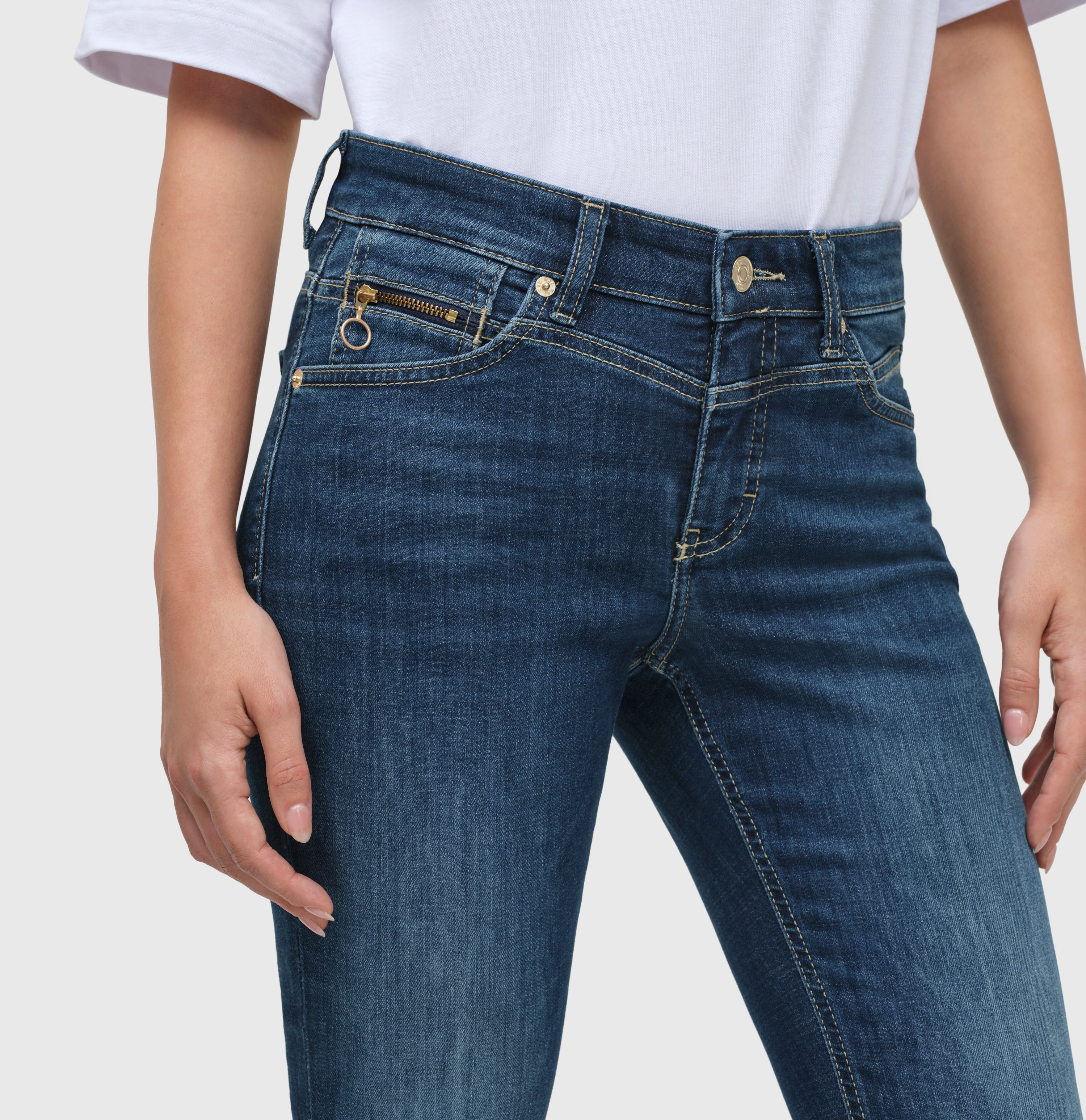 Slim, light jeans with zip details. | RICH SLIM chic | dark blue net wash | Detailed view 2 of model