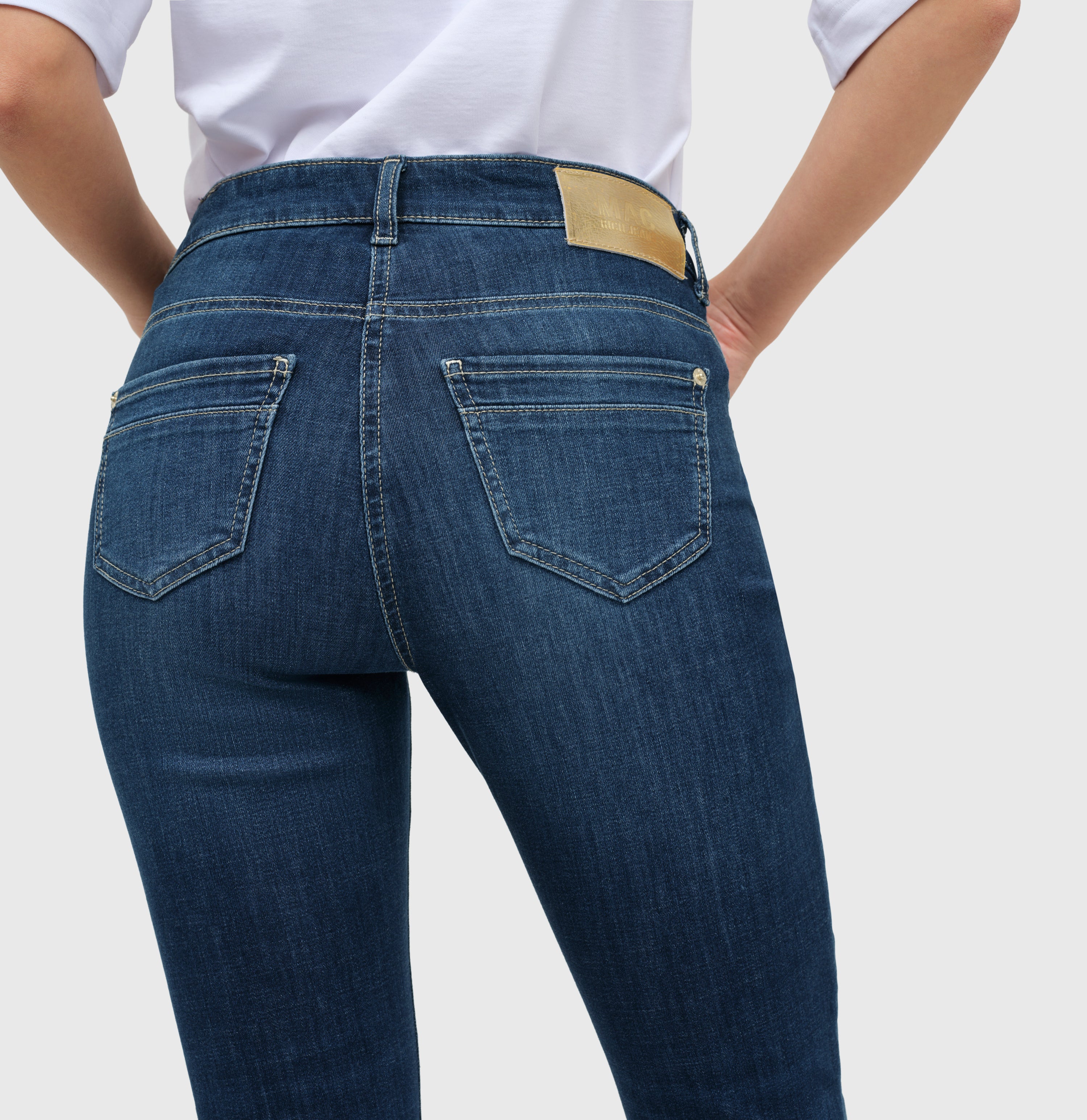 Slim, light jeans with zip details. | RICH SLIM chic | dark blue net wash | Detailed view 3 of model