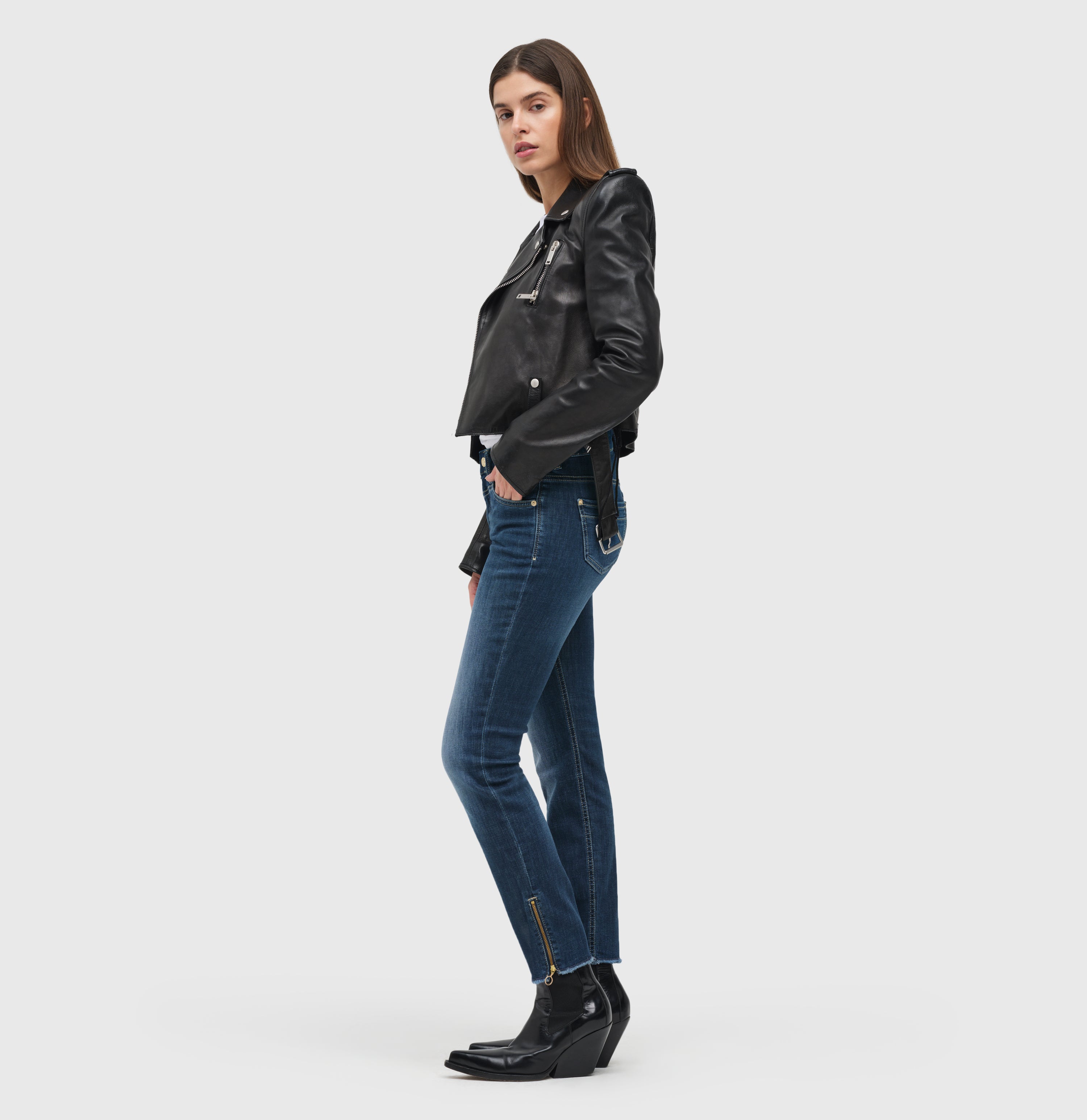 Slim, light jeans with zip details. | RICH SLIM chic | dark blue net wash | Detailed view 4 of model