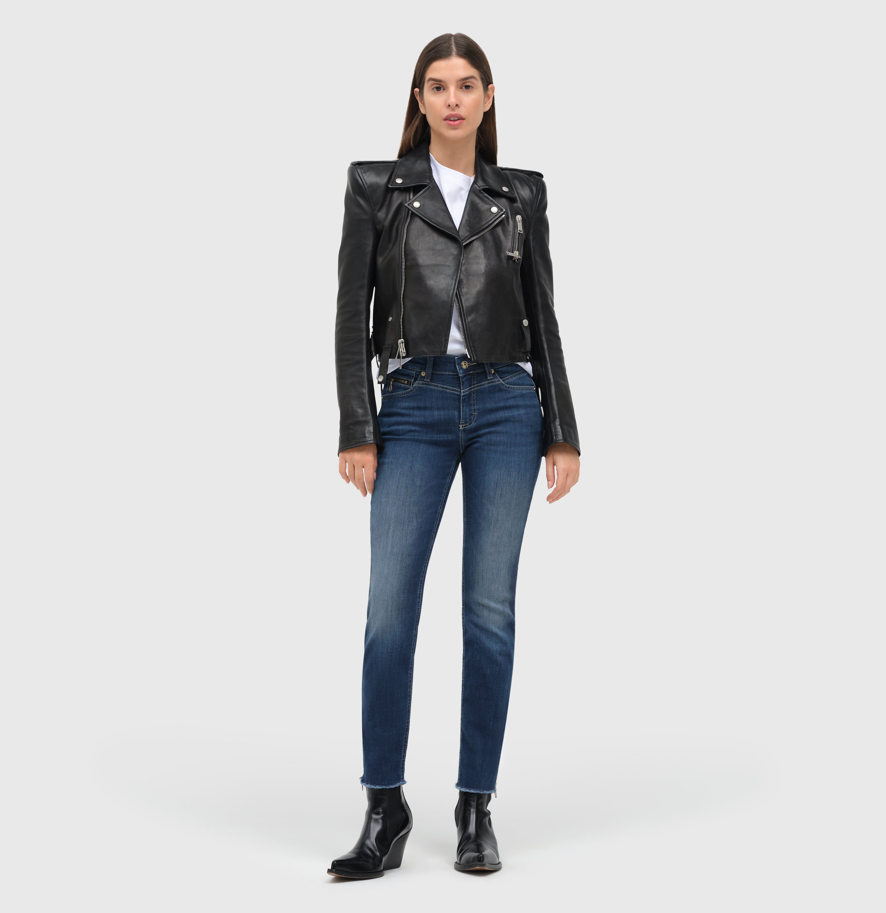 Slim, light jeans with zip details. | RICH SLIM chic | dark blue net wash | Full-body of model