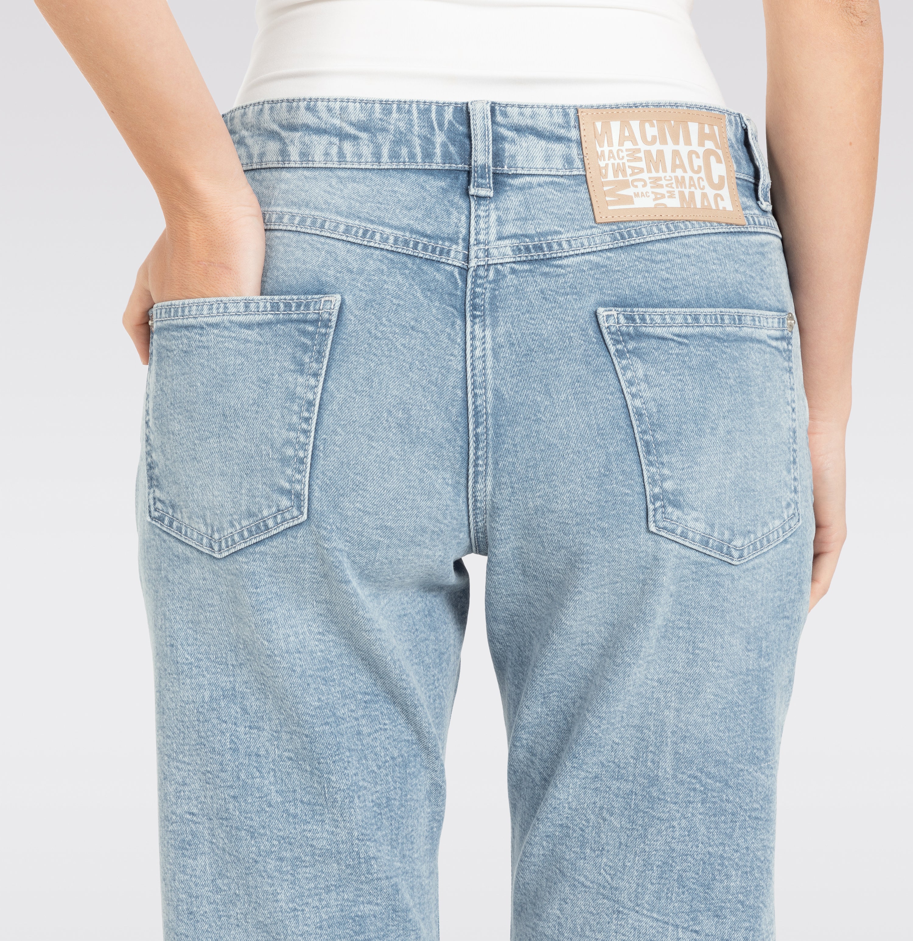 Straight jeans with a vintage look. | STRAIGHT | coal blue random wash | Detailed view 3 of model